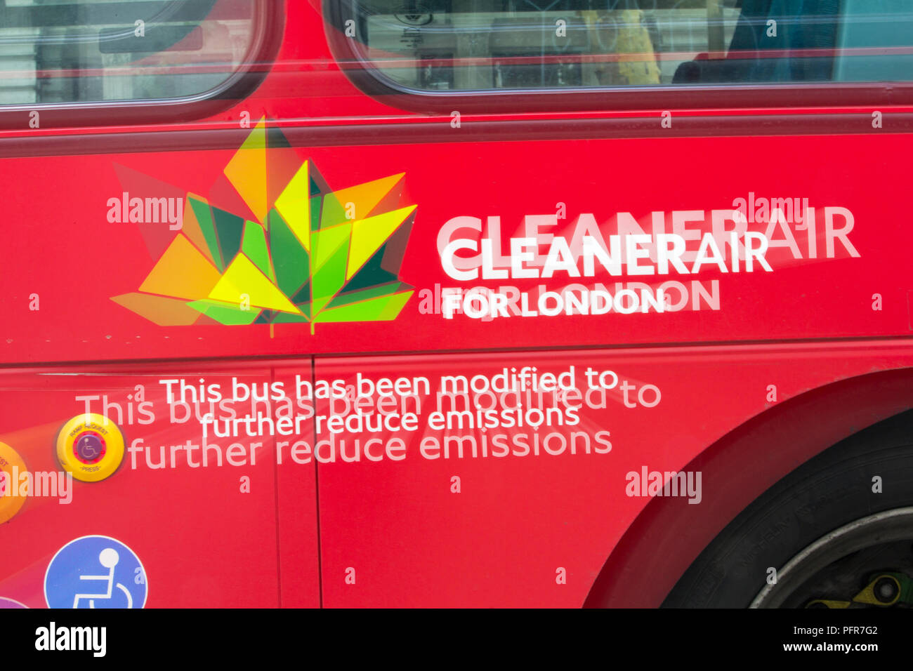 Un bus di Londra modificati per ridurre le emissioni. Foto Stock Un bus di Londra modificati per ridurre le emissioni. Foto Stock