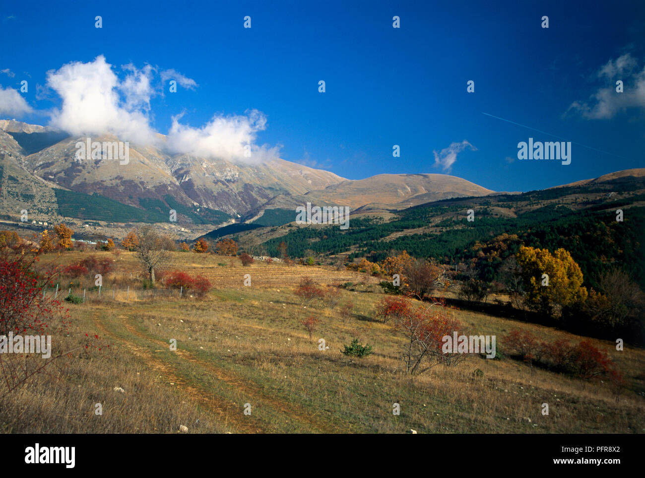 L'Italia, Abruzzo, cloud-coperto vette del Gran Sasso e della pianura a nord di L'Aquila Foto Stock