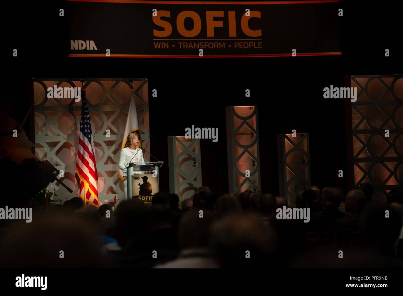 Gli onorevoli Ellen M. Signore, sotto il segretario della difesa per acquisizione e supporto, offre il discorso durante il 2018 forze per le operazioni speciali conferenza di settore in downtown Tampa, Florida, 23 maggio 2018. Le forze per le operazioni speciali Industry Conference è la prima conferenza per la comunità SOF per interagire con i fornitori e a collaborare per offrire alla nuova tecnologia warfighters. Foto Stock