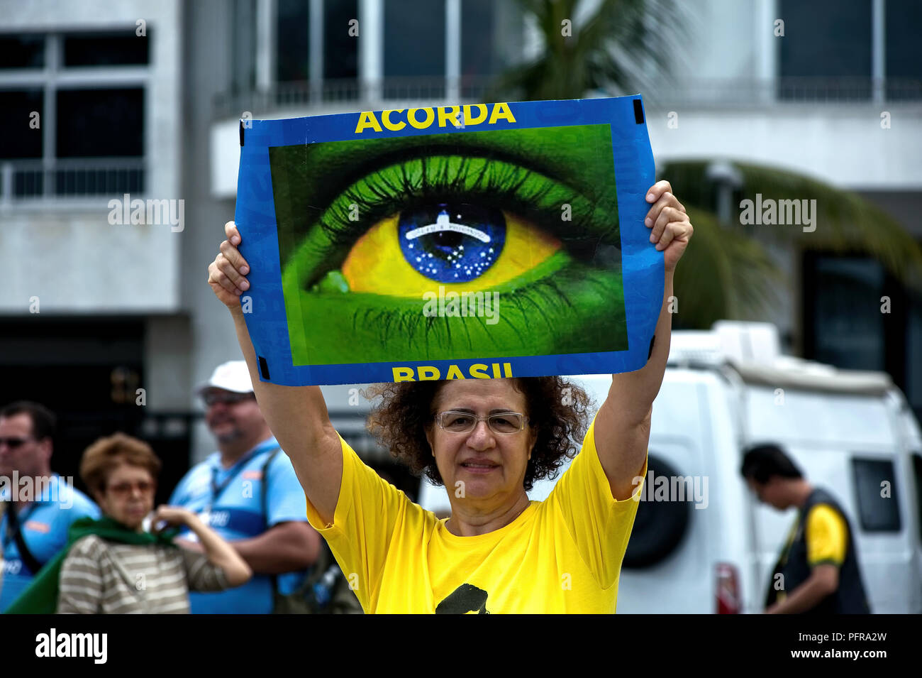 Copacabana, Rio de Janeiro - 4 Dicembre 2016: un manifestante tiene un cartello che dice "Wake up Brasile" in portoghese durante una marcia contro la corruzione Foto Stock