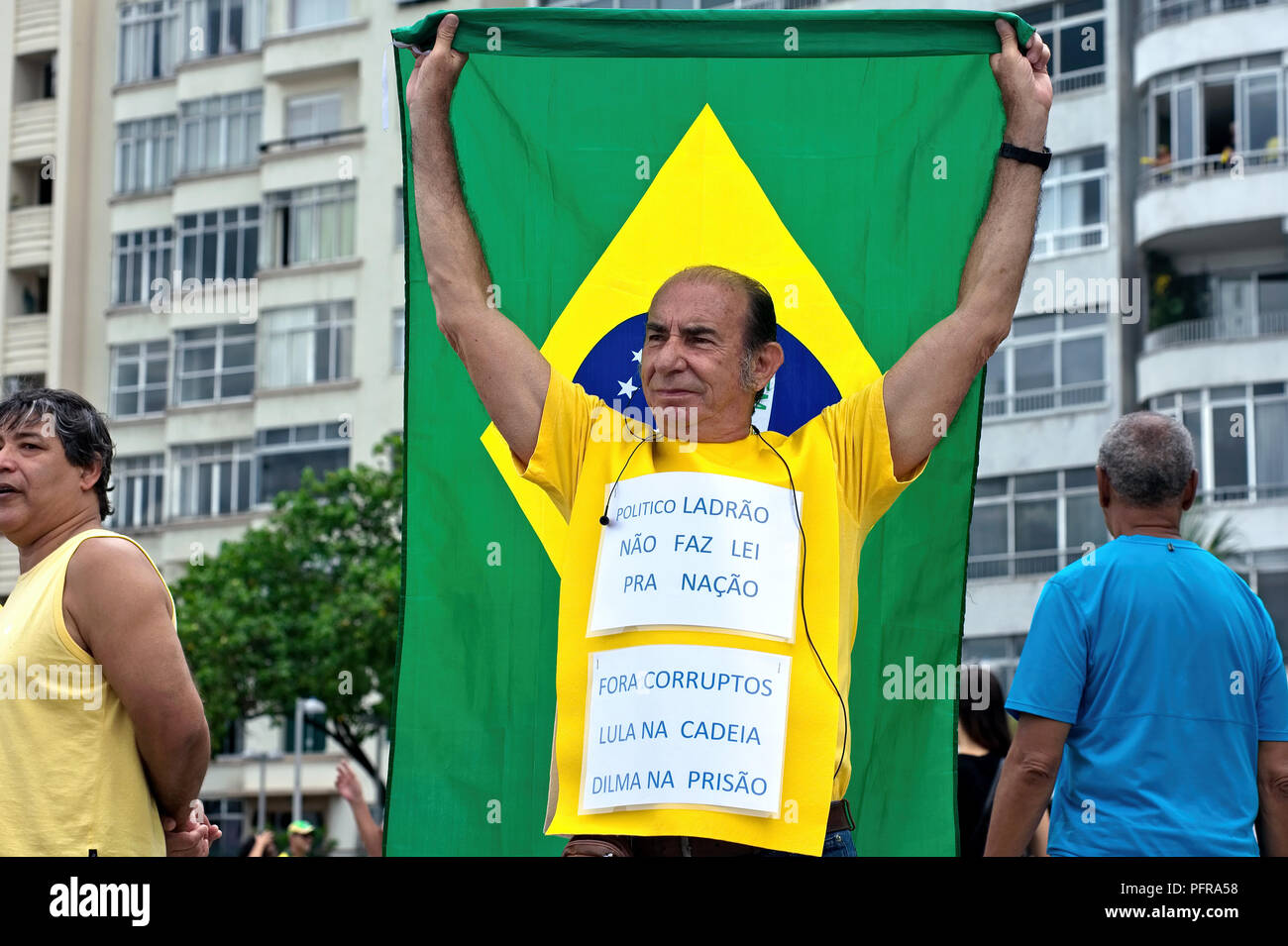 Rio de Janeiro - 4 Dicembre 2016: dimostranti marzo lungo la spiaggia di Copacabana a denunciare la corruzione politica in Brasile Foto Stock