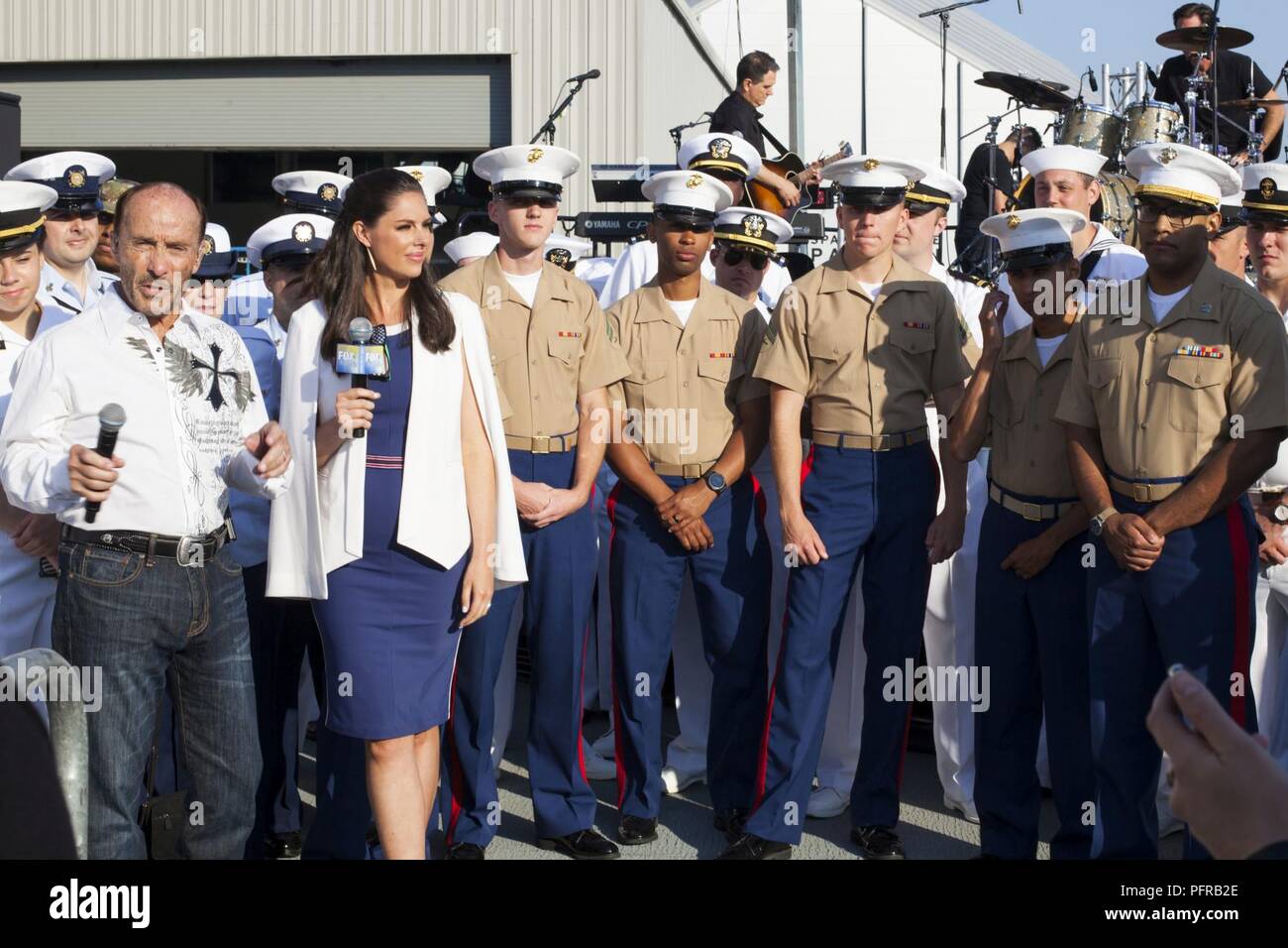 Stati Uniti Marines, marinai, Costa guardie e soldati frequentare un Fox & Amici tutti americani estate una serie di concerti a bordo di mare intrepido, aria, e Space Museum di New York, New York, 25 maggio 2018. Marines, marinai e la costa guardie sono a New York per interagire con il pubblico e dimostrare le funzionalità avanzate e insegnare alla gente di New York circa l'America servizi marittimi. Foto Stock