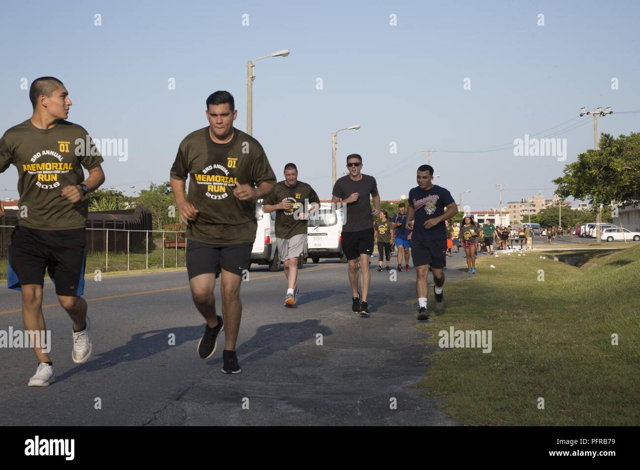 CAMP FOSTER, Okinawa, in Giappone - - Marines, marinai e i membri delle forze militari di partecipare al memorial eseguire il 25 Maggio presso il Camp Foster, Okinawa, in Giappone. La corsa è stata in memoria della CPL. Sara Medina, fotografo di combattimento e Lance Cpl. Giacobbe abbraccio, videografo di combattimento con Marine Corps pacifico di installazione della telecamera di combattimento; Capt. Dustin R. Lukaswicz un UH-1Y Venom pilota e la sicurezza aerea officer, il cap. Christopher L. Norgren un UH-1Y Venom pilota, Sgt. Ward M. Johnson a UH-1Y Venom elicottero chief e Sgt. Eric M. marinaio a UH-1Y elicottero capo equipaggio di vendetta 01, Marine Attacco leggero elicottero Squadron Foto Stock