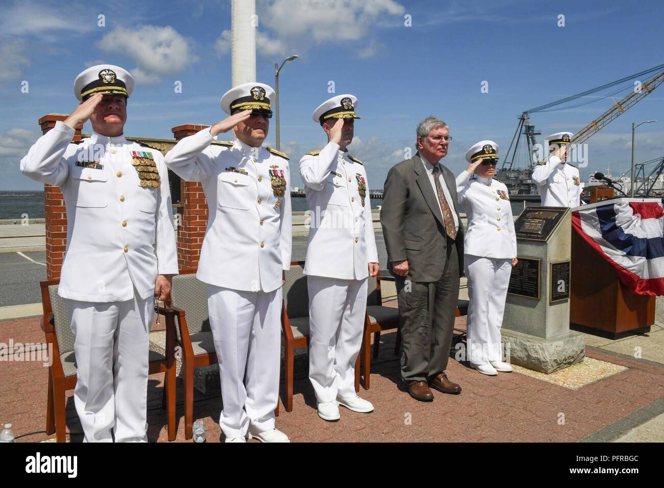 - Gli altoparlanti per la cerimonia di commemorazione per il cinquantesimo anniversario della perdita del USS Scorpion (SSN 589) salutare durante una pistola 21 salute. Tenuto presso il Memoriale di scorpione sulla stazione navale di Norfolk, la cerimonia ha visto la partecipazione di oltre 500 membri della famiglia, amici e Shipmates dei 99 membri dell'equipaggio perso. Altoparlanti per la manifestazione sono stati capo di Operazioni Navali, Ammiraglio John Richardson; capitano (pensionati) Bill Richardson, CNO il padre e ex Scorpion membro dell'equipaggio; Vice Ammiraglio Joe Tofalo, comandante delle forze sottomarine; e capitano Maryetta Nolan, figlia di Scorpion Capo della barca, Chief Petty Officer Wa Foto Stock