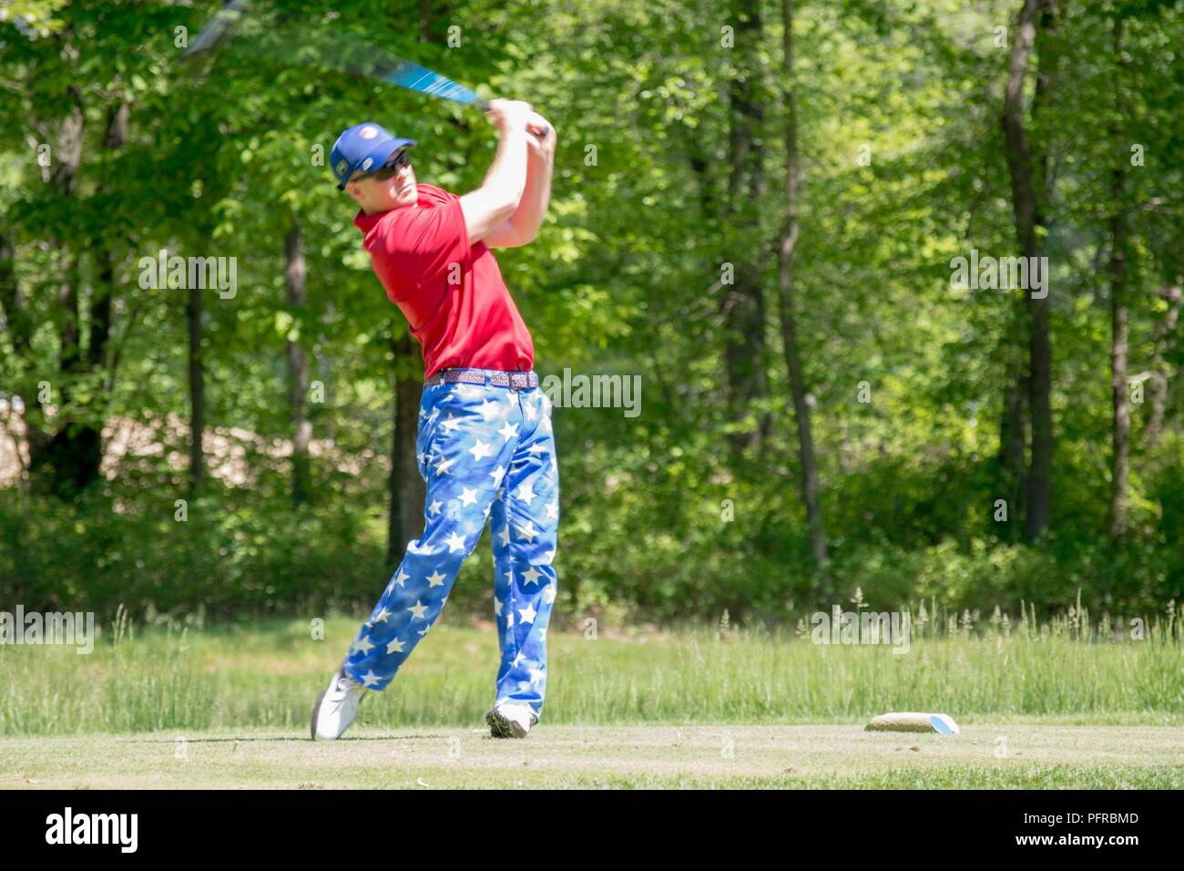 FARMINGDALE, N.J. (24 maggio 2018) Chief Warrant Officer Kregg Rickert stanza a bordo della USS Arlington (LPD 24) aziona una pallina da golf durante l'onore giorno 2018 Gollf torneo a Eagle Oaks Golf & Country Club, un evento in favore di speranza per i guerrieri, una organizzazione non-profit, durante i festeggiamenti della settimana della flotta di New York (FWNY). Ora nel suo trentesimo anno, FWNY è la città del tempo-onorato festa del mare servizi. Si tratta di una opportunità unica per i cittadini di New York e il circostante tri-state area per soddisfare i marinai, Marine e le coste Guardie, come pure testimoniare di prima mano l Foto Stock