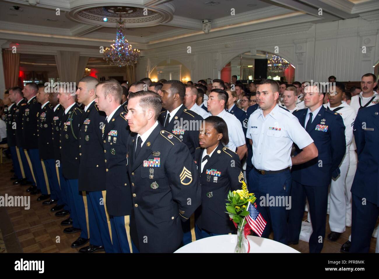 FARMINGDALE, N.J. (24 maggio 2018) Marines, marinai e la costa guardie che partecipano in onore giorno 2018 ad Eagle Oaks Golf & Country Club di stare in piedi insieme alla cerimonia eveny, un evento in favore di speranza per i guerrieri, una organizzazione non-profit, durante i festeggiamenti della settimana della flotta di New York (FWNY). Ora nel suo trentesimo anno, FWNY è la città del tempo-onorato festa del mare servizi. Si tratta di una opportunità unica per i cittadini di New York e il circostante tri-state area per soddisfare i marinai, Marine e le coste Guardie, come pure testimoniare di prima mano le funzionalità più recenti di odierna mariti Foto Stock