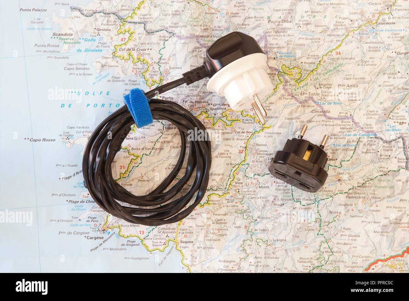 La Corsica, europeo spina elettrica adattatore sulla mappa di Isola Foto Stock