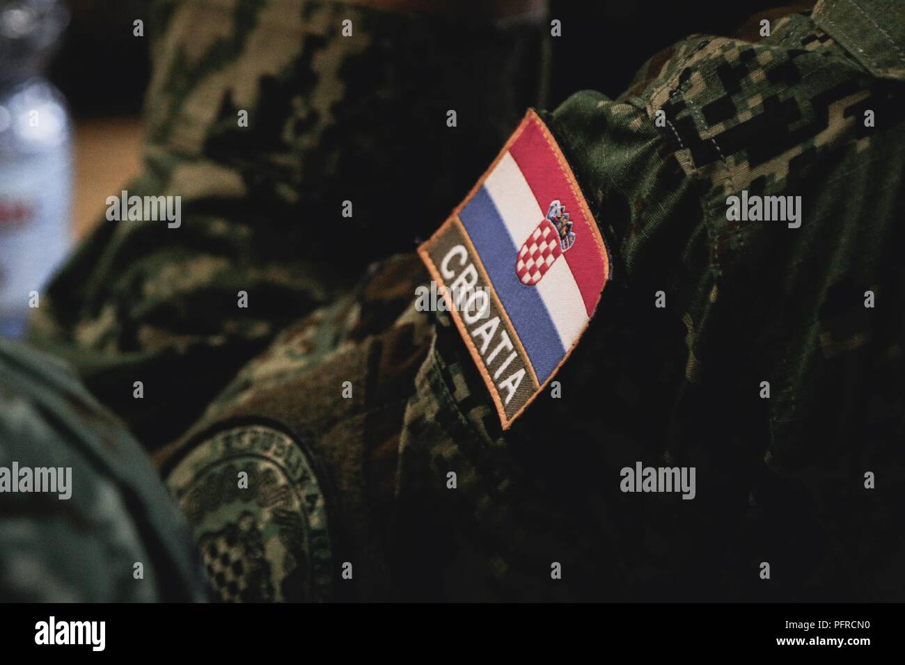 Un esercito croato bandiera durante una presentazione in onore del croato Forze Armate giorno a Bemowo Piskie Area Formazione, Polonia, 28 maggio 2018. Gruppo di combattimento della Polonia è un luogo unico e multinazionale di coalizione di Stati Uniti, Regno Unito, croato e soldati rumeni che servono con il polacco della XV Brigata meccanizzata come una forza di dissuasione a sostegno della NATO in avanti rafforzata presenza. Foto Stock