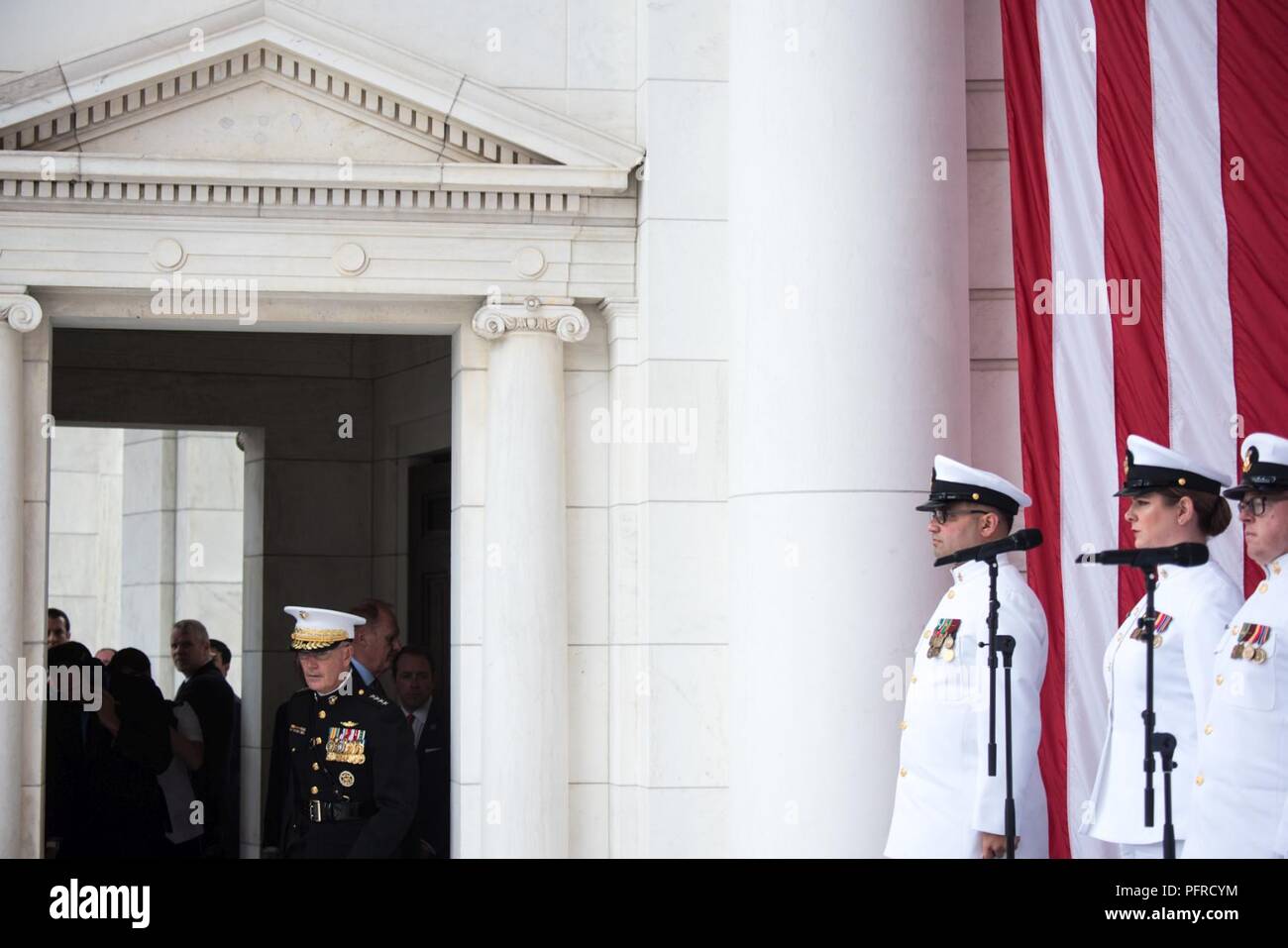 Stati Uniti Marine Corps gen. Joe Dunford, presidente del Comune di capi di Stato Maggiore, entra il memoriale anfiteatro durante il centocinquantesimo annuale di Dipartimento della Difesa ) National Memorial Day osservanza ospitato dal Segretario della Difesa presso il Cimitero Nazionale di Arlington, 28 maggio 2018. Senior leadership da intorno il DoD riuniti in onore di America è caduto il servizio militare i membri. Foto Stock