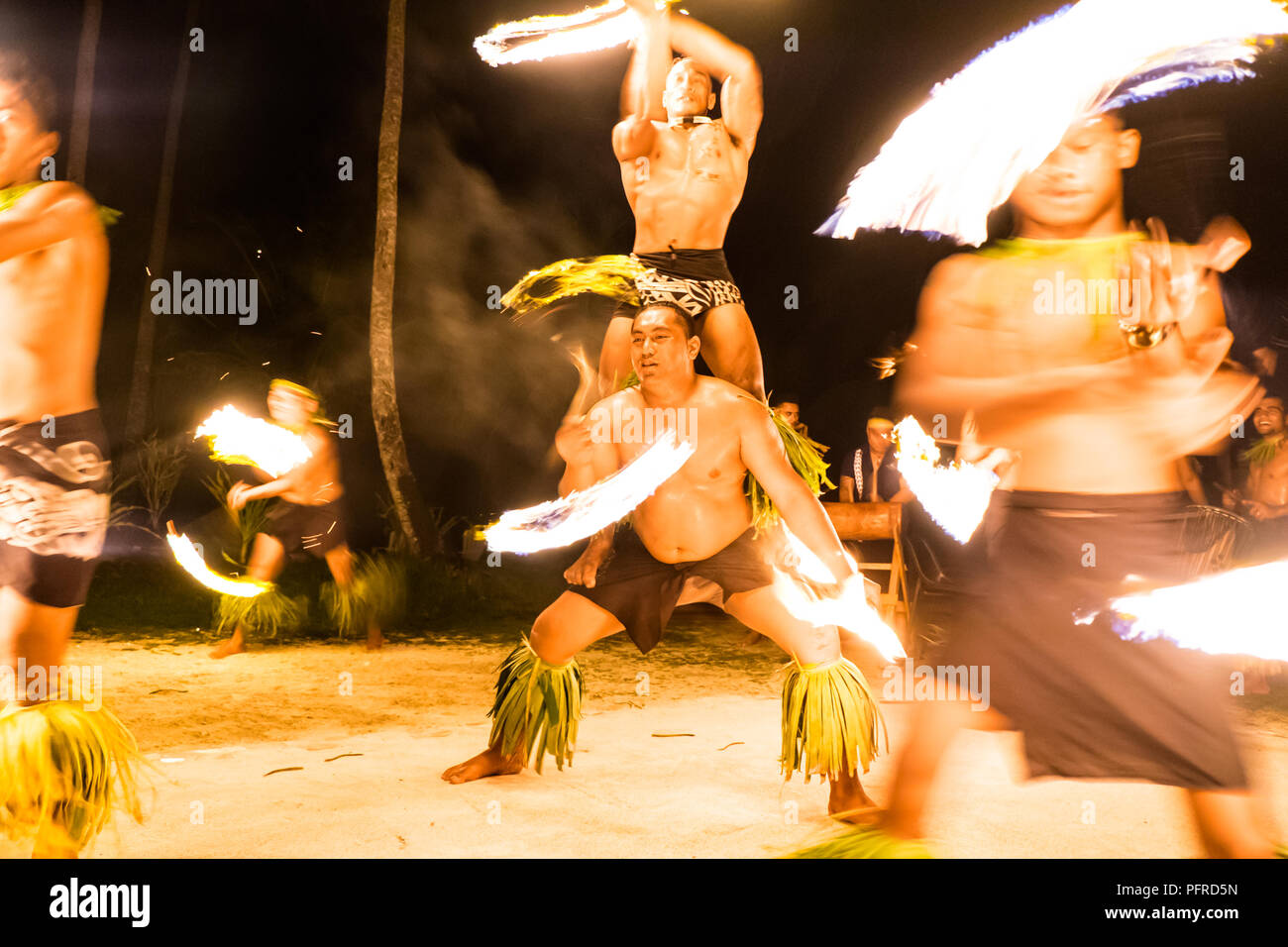 Lefaga, Matautu, Samoa - Agosto 1, 2018: Fiafia show con ballerini di fuoco a tornare a Paradise resort sull'Isola Upolu Foto Stock