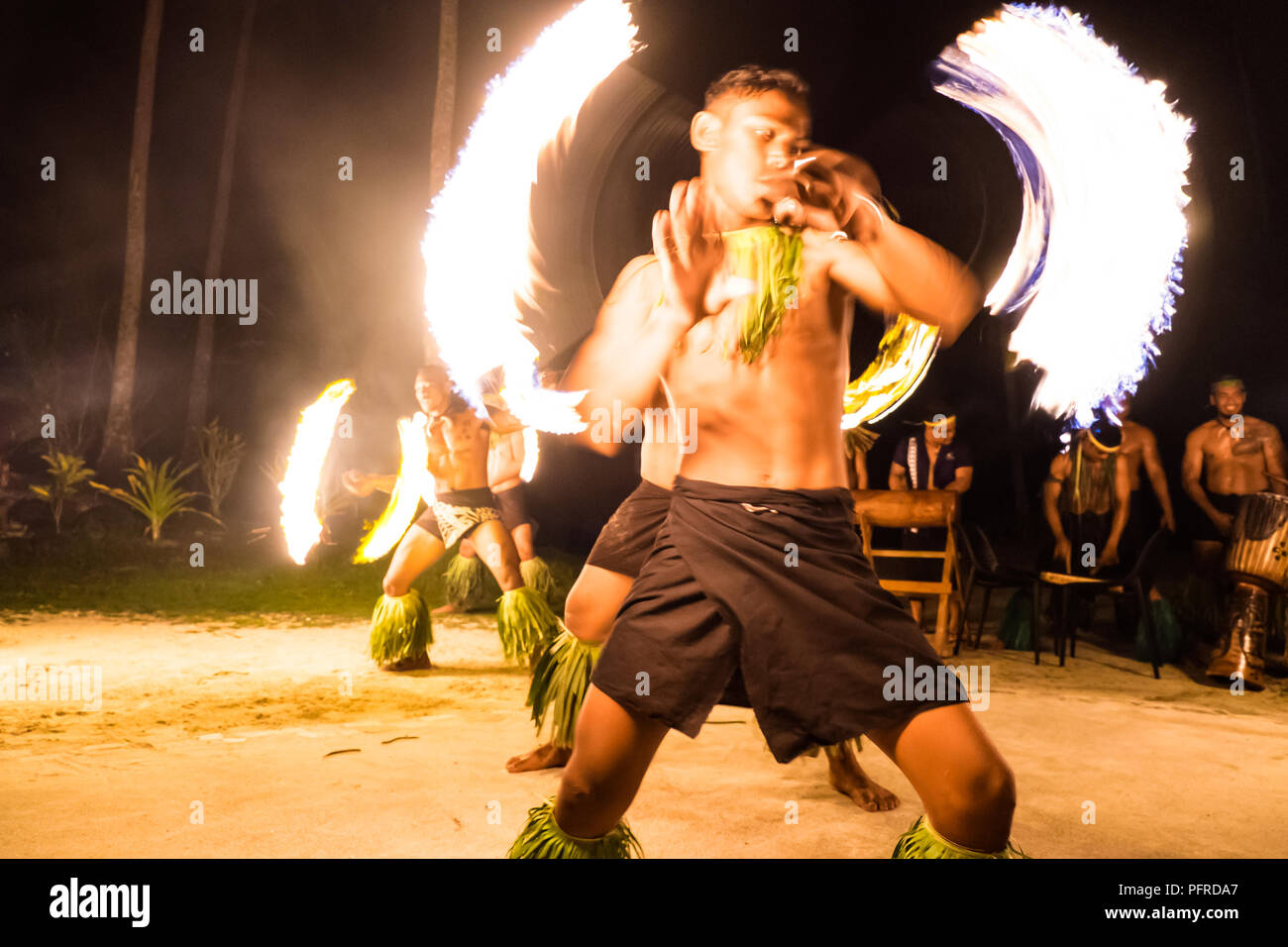 Lefaga, Matautu, Samoa - Agosto 1, 2018: Fiafia show con musica e danzatori con il fuoco a tornare a Paradise resort sull'Isola Upolu Foto Stock