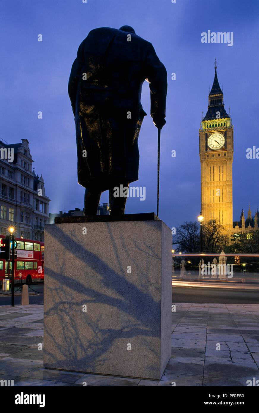 Gran Bretagna, Inghilterra, Londra City of Westminster, la piazza del Parlamento, Winston Churchill statua rivolta verso il Big Ben Foto Stock