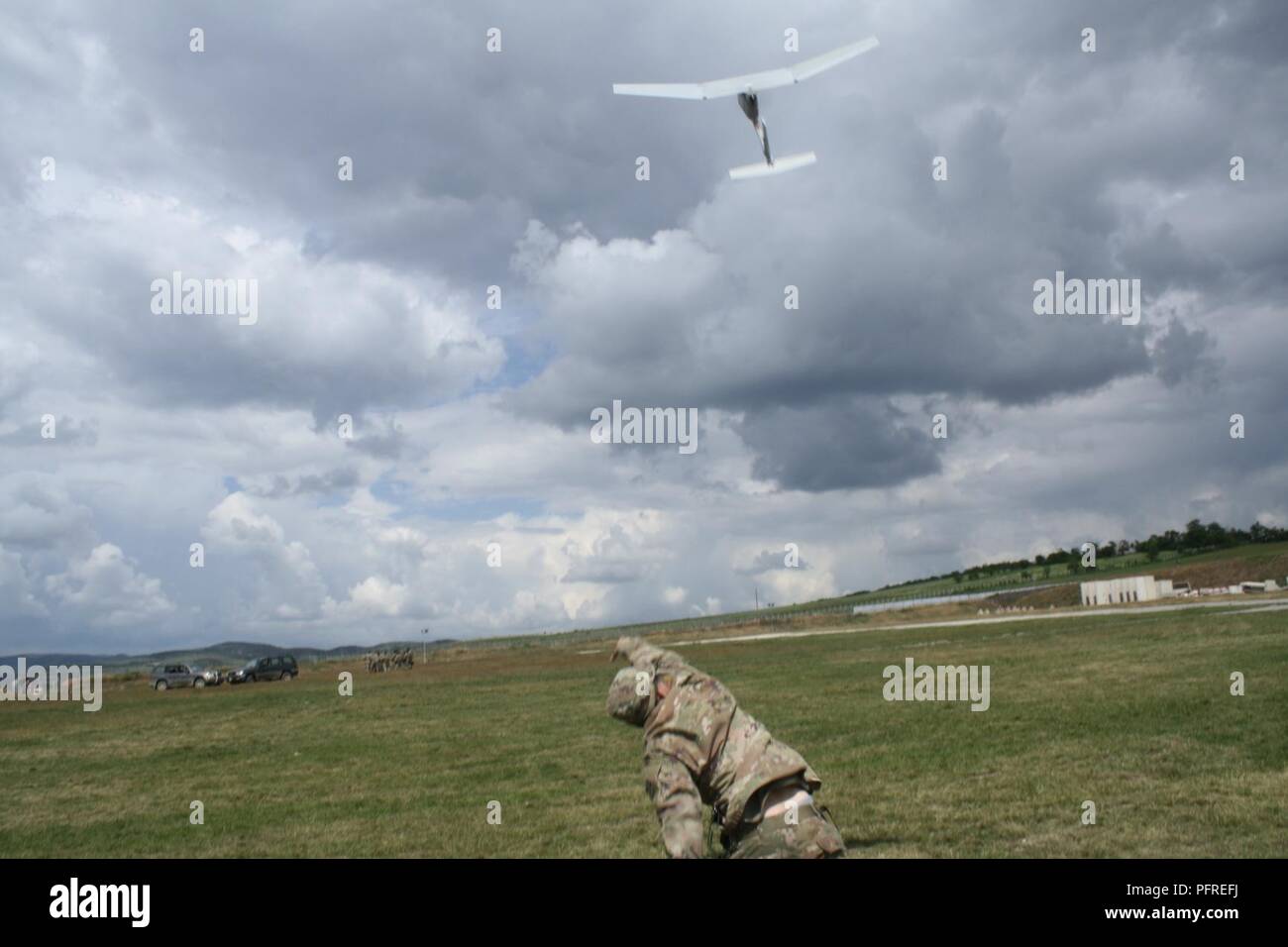 Un soldato da 3-61 CAV launces un RQ-11 Raven durante la Raven qualificazione iniziale di formazione possono 24 a Camp Marechal de Lattre de Tassigny, in Kosovo. Foto Stock