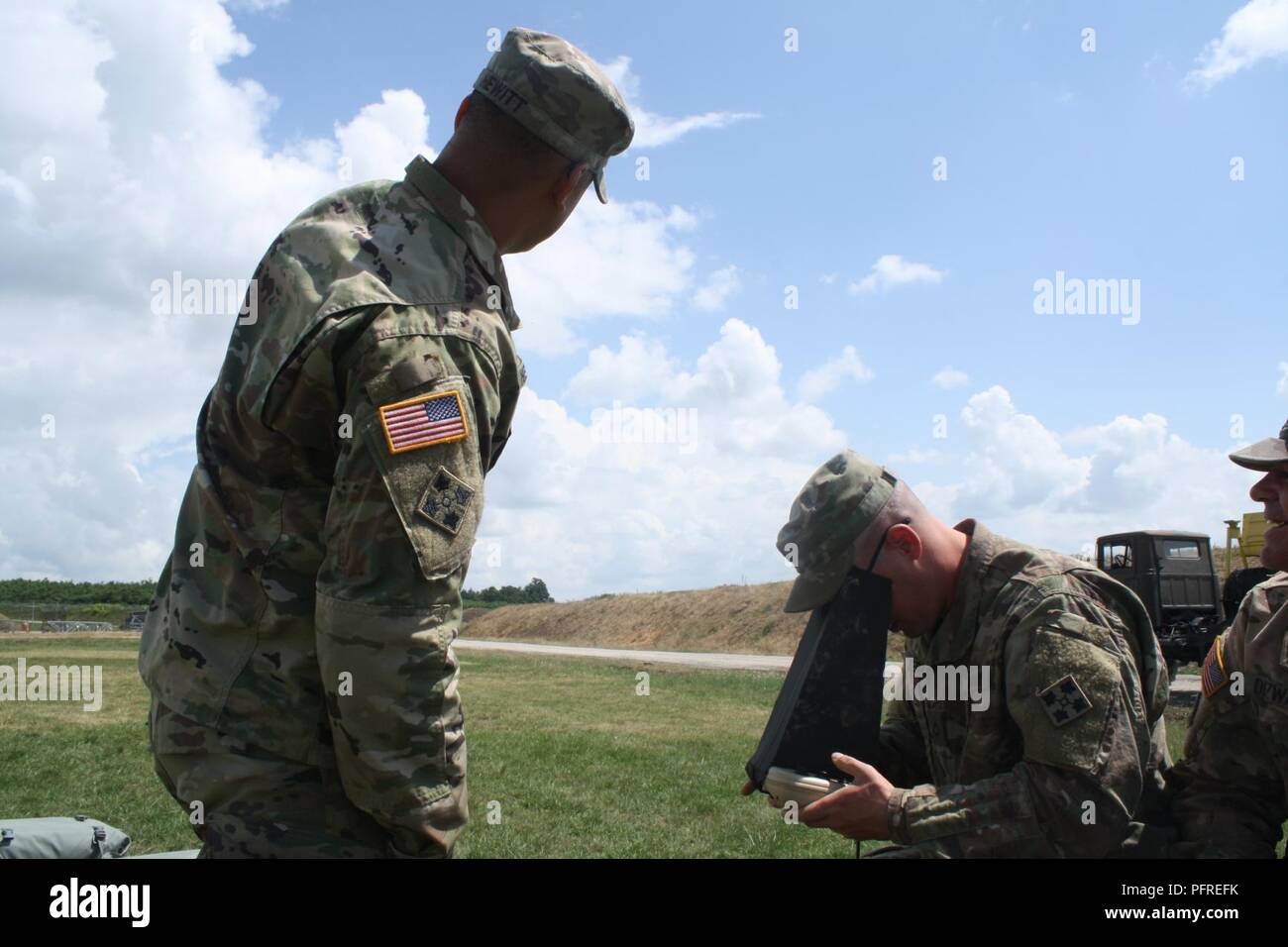 Sgt. Jason Hewitt dirige un soldato dove atterrare un RQ-11 Raven durante la Raven qualificazione iniziale di formazione possono 24 a Camp Marechal de Lattre de Tassigny, in Kosovo. Foto Stock