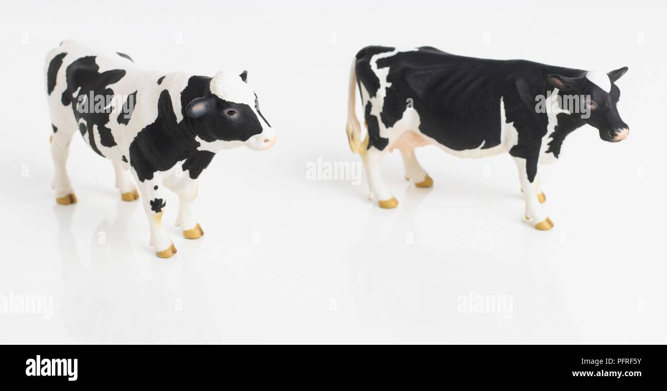 Due in bianco e nero cow figurine Foto Stock
