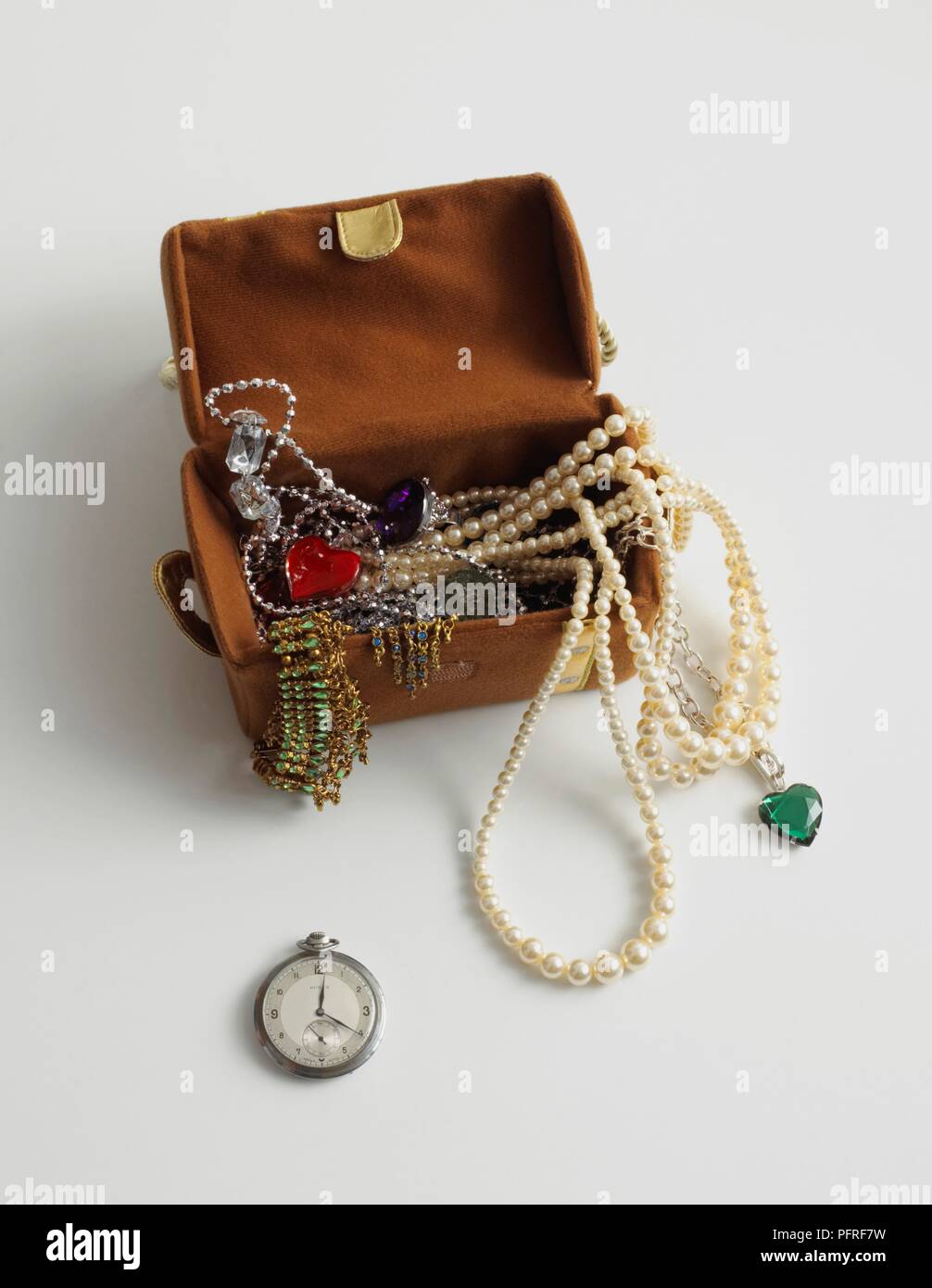 In vecchio stile di gioielleria in confezione aperta e orologio da tasca Foto Stock