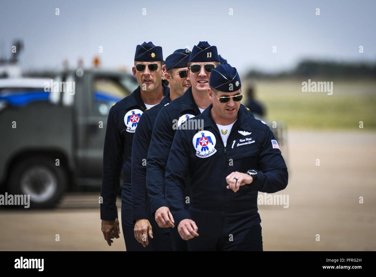 Thunderbird piloti a piedi sul flightline durante una procedura in un'arruolamento cerimonia al Cannone Aria forza Base di Air Show spazio e Tech Fest Maggio 26, 2018. L'air show visualizzato decine di velivoli' aria e le capacità di combattimento per migliaia di visitatori a fianco mostra statica, militari cane da lavoro mostre e una visita dal Thunderbirds. Foto Stock