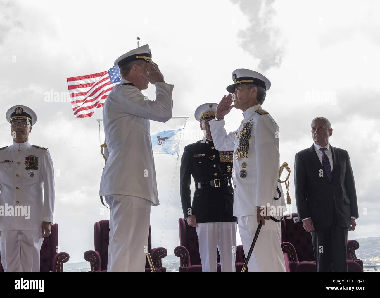 BASE COMUNE DI PEARL HARBOR HICKAM (30 maggio 2018)-- Adm. Phil Davidson, sinistra, allevia Adm. Harry Harris, destra come comandante di U.S. Pacifico Comando (USPACOM). USPACOM è impegnata a potenziare la stabilità nella regione Indo-pacifico promuovendo la cooperazione in materia di sicurezza, incoraggiando lo sviluppo pacifico, rispondendo alle contingenze, dissuadano aggressione, e, quando necessario, a lottare per la vittoria. Foto Stock