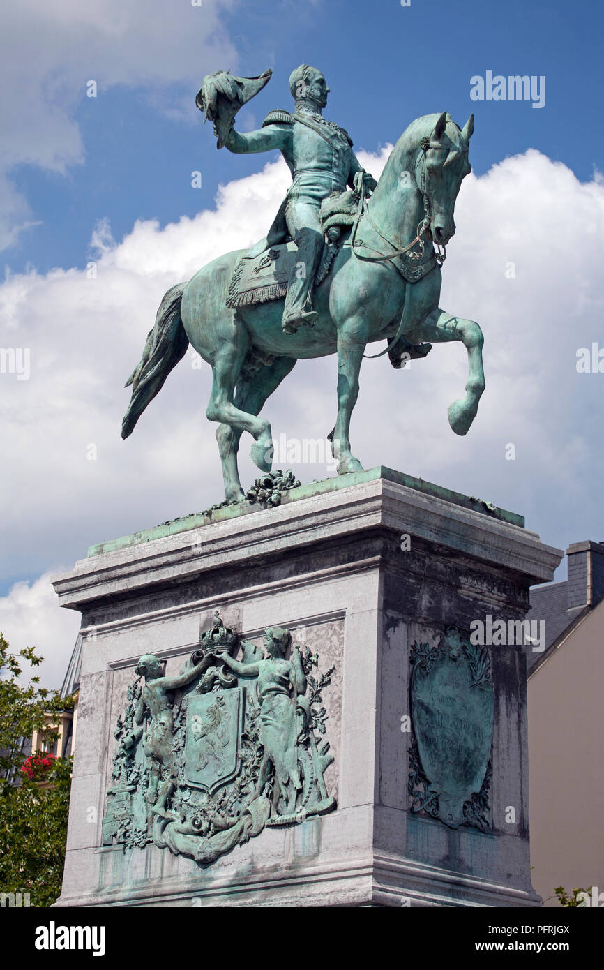Lussemburgo, statua equestre di Guglielmo II gruppo contro la nuvola bianca e blu cielo Foto Stock