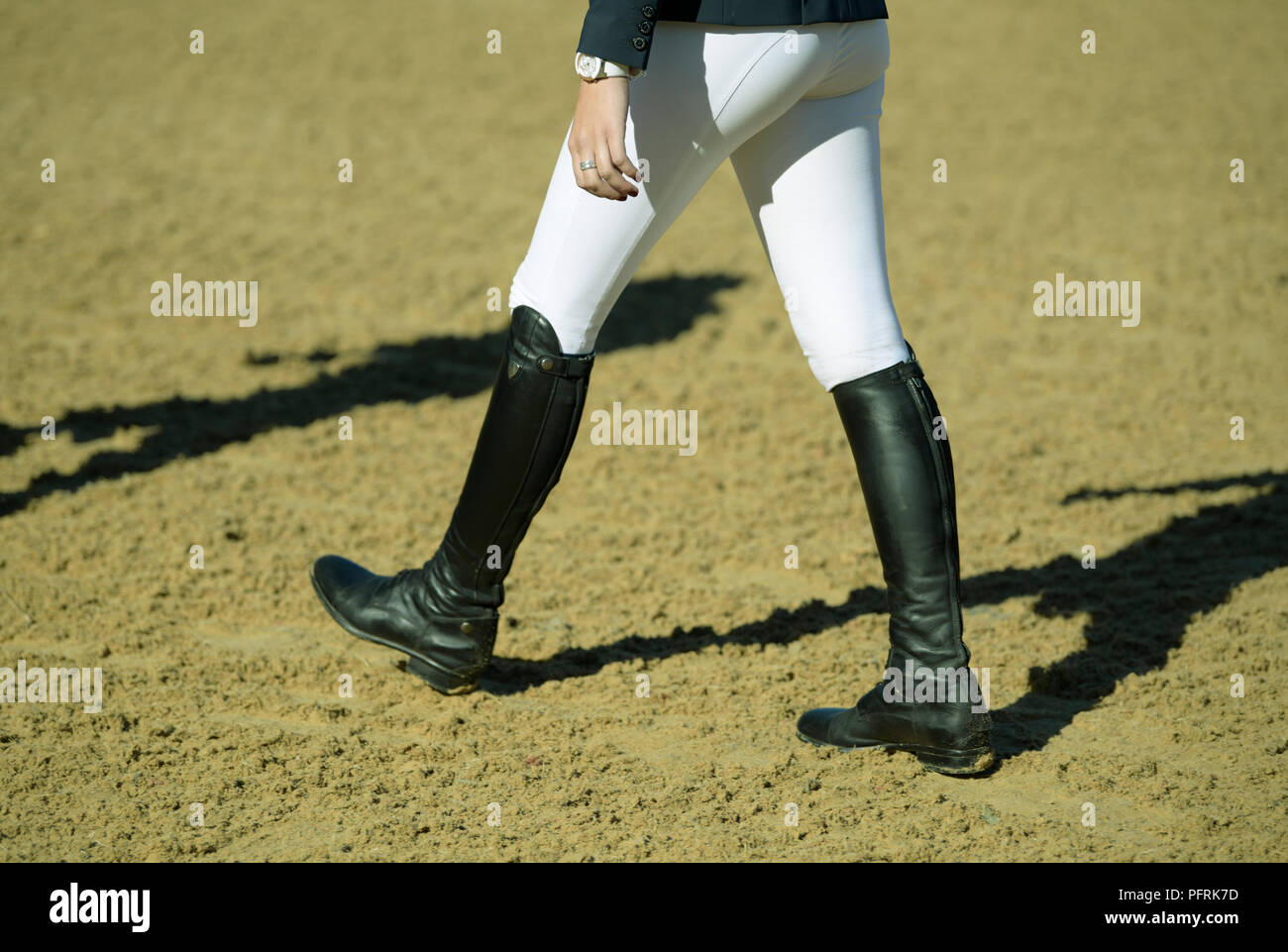 Durban, KwaZulu-Natal, Sud Africa, gambe, unica donna adulta a piedi, horse  show jumping arena, persone, dettaglio Shongweni club, Valle delle mille  colline Foto stock - Alamy