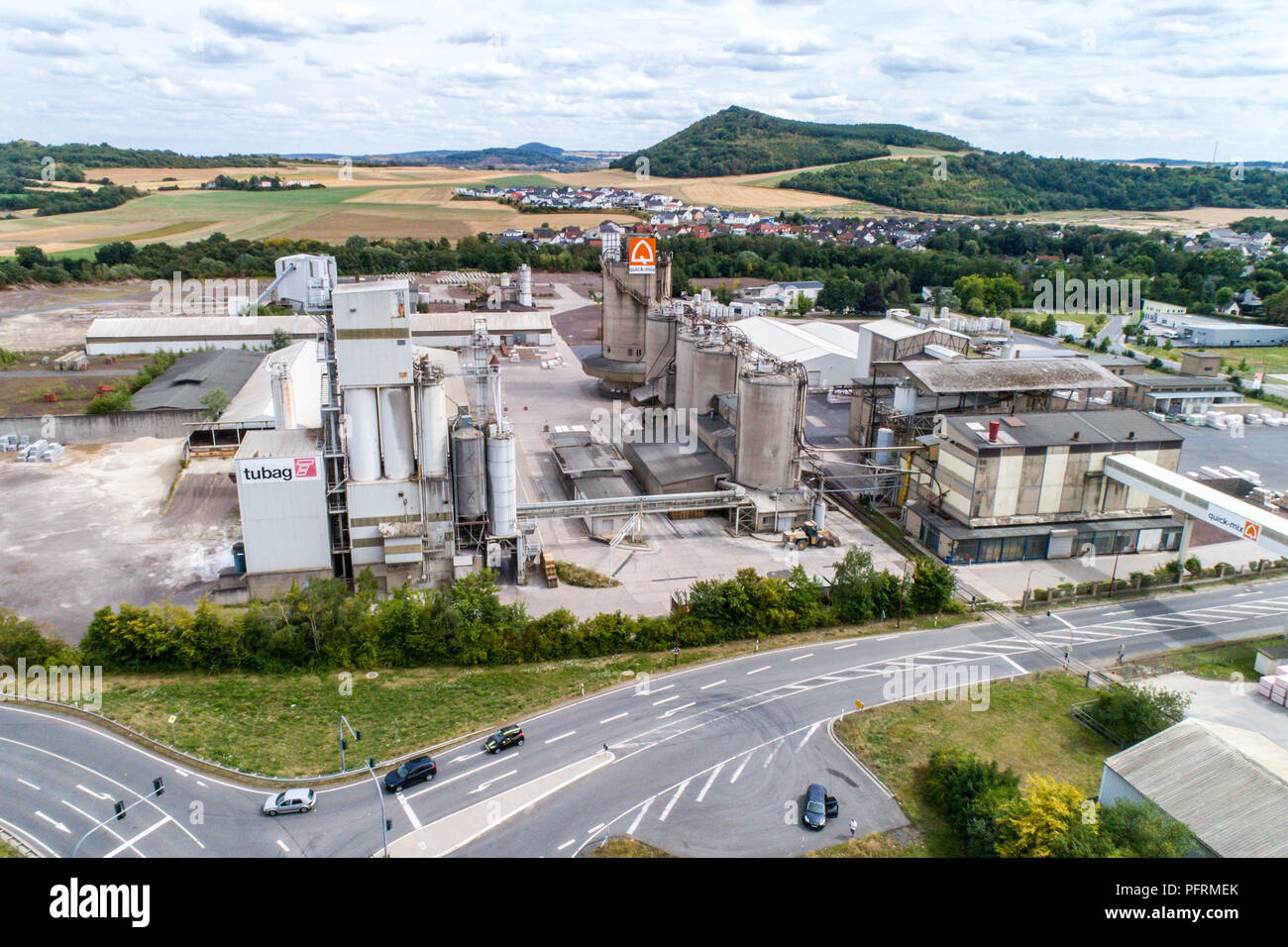 Koblenz Germania 21.07.2018 - Calcestruzzo Quickmix Impianto di dosaggio e di materiale di costruzione fabbrica vista aerea. Foto Stock