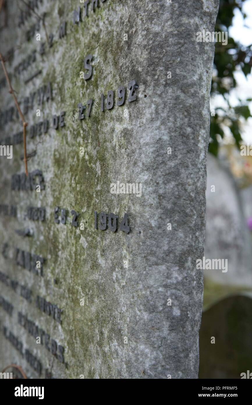 Vecchie lapidi in Kensal Green Cemetery, close-up Foto Stock