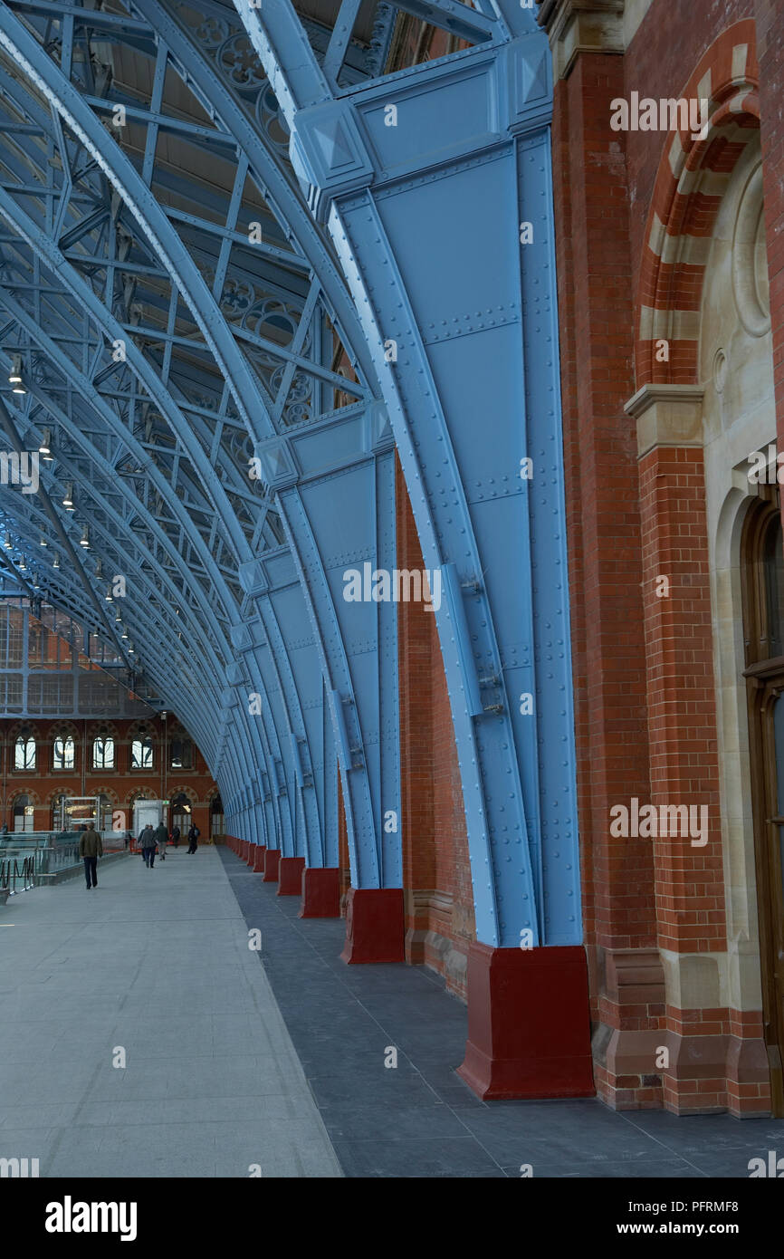 Gran Bretagna, Inghilterra, Londra, Stazione di St Pancras, blu ferro battuto supporti del tetto Foto Stock
