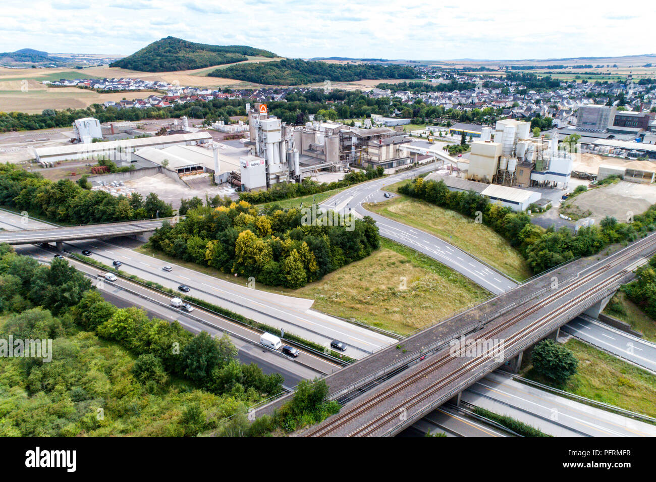 Koblenz Germania 21.07.2018 - Calcestruzzo Quickmix Impianto di dosaggio e di materiale di costruzione fabbrica vista aerea. Foto Stock