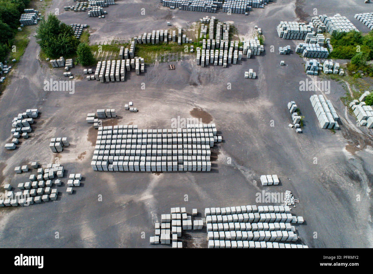 Vista aerea della fabbrica per la produzione di blocchi di calcestruzzo pietre materiali da costruzione industria prodotti per costruzioni edili Costruzione. Foto Stock