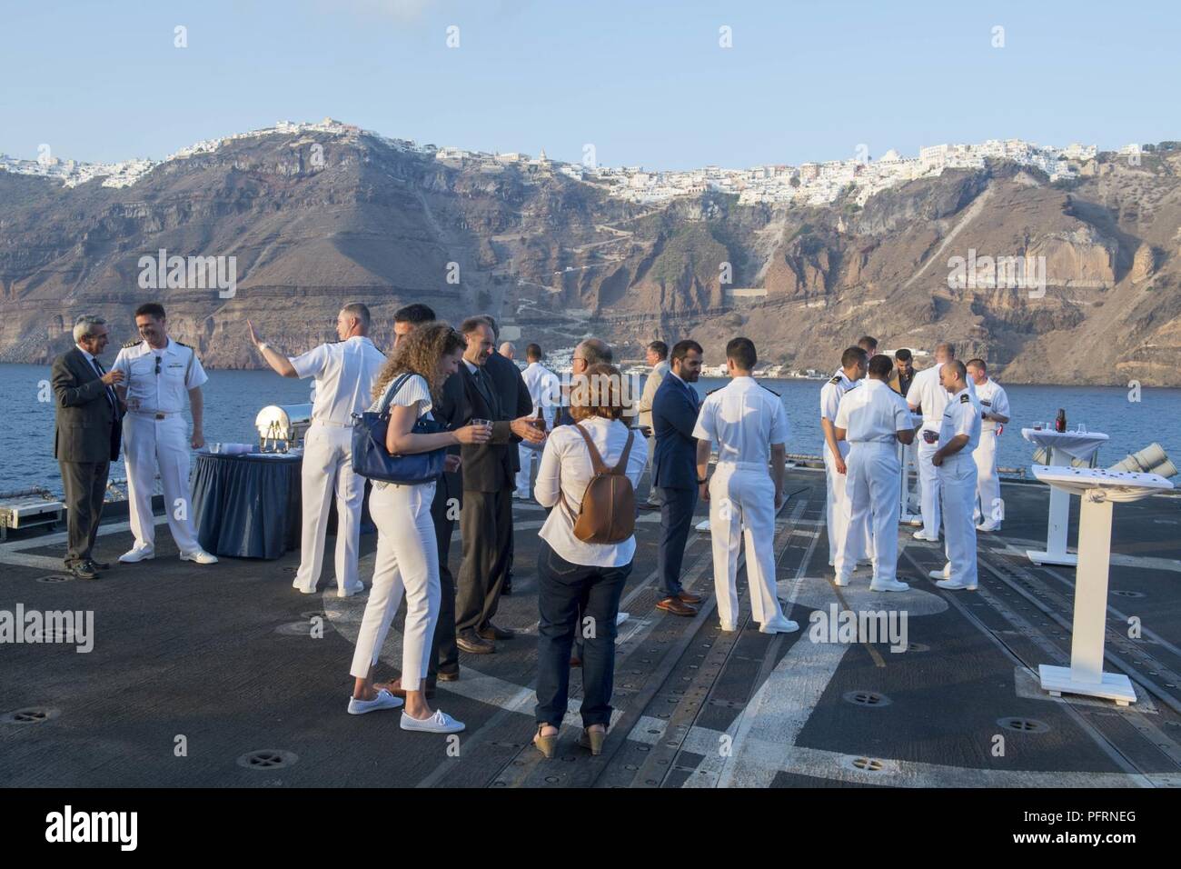 Della caldera di Santorini, Grecia (24 maggio 2018) - Gli ospiti possono godere di una reception e un tour a bordo del guidato-missili cruiser USS Normandia (CG 60) a sostegno di una programmata visita porta. La Normandia è attualmente implementato come parte di Harry Truman Carrier Strike gruppo. Foto Stock