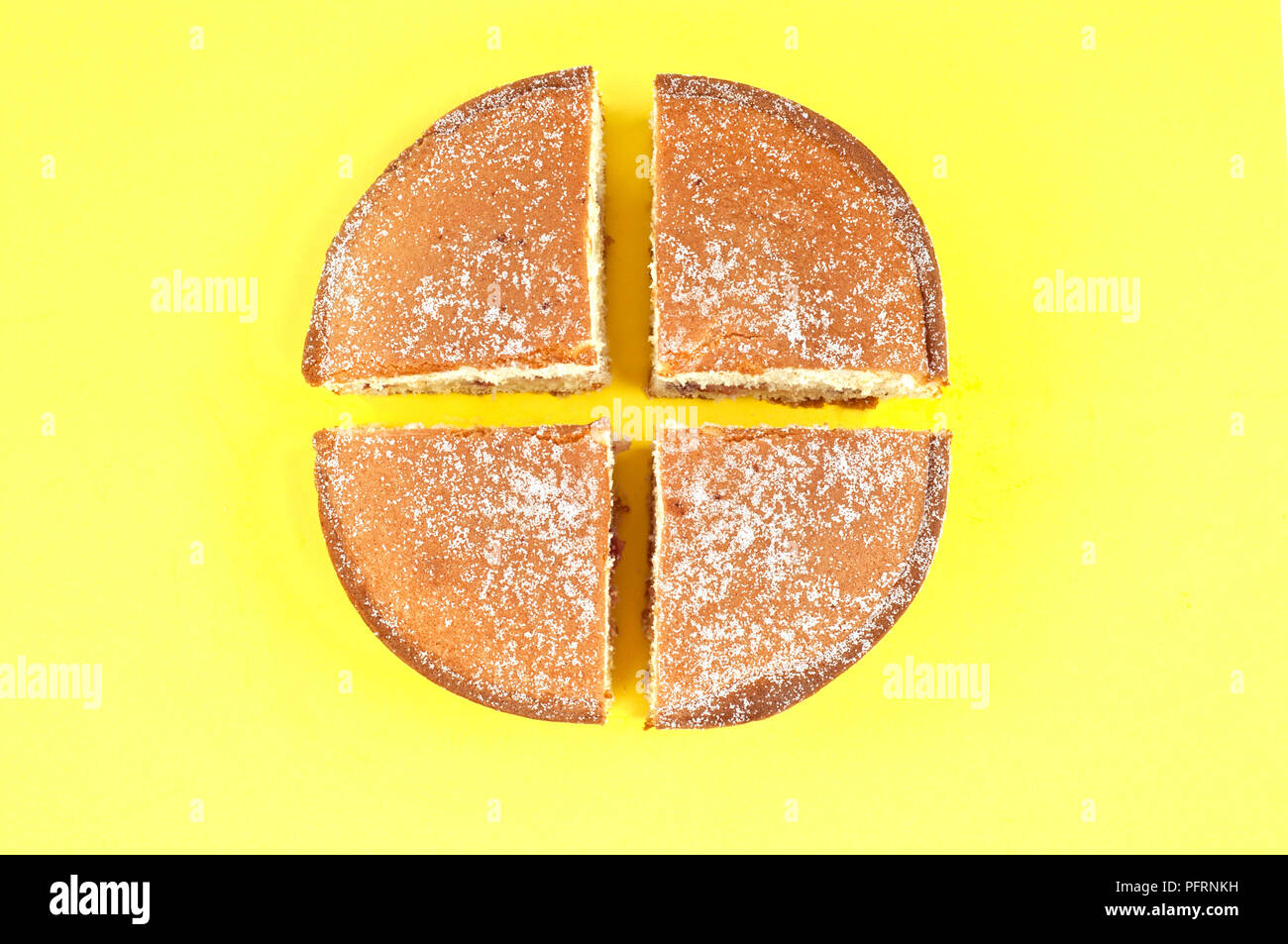 Torta tagliata in quattro quarti su sfondo giallo Foto Stock