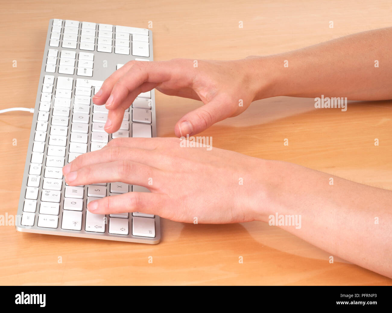 Mani digitando su una tastiera di computer, close-up Foto Stock