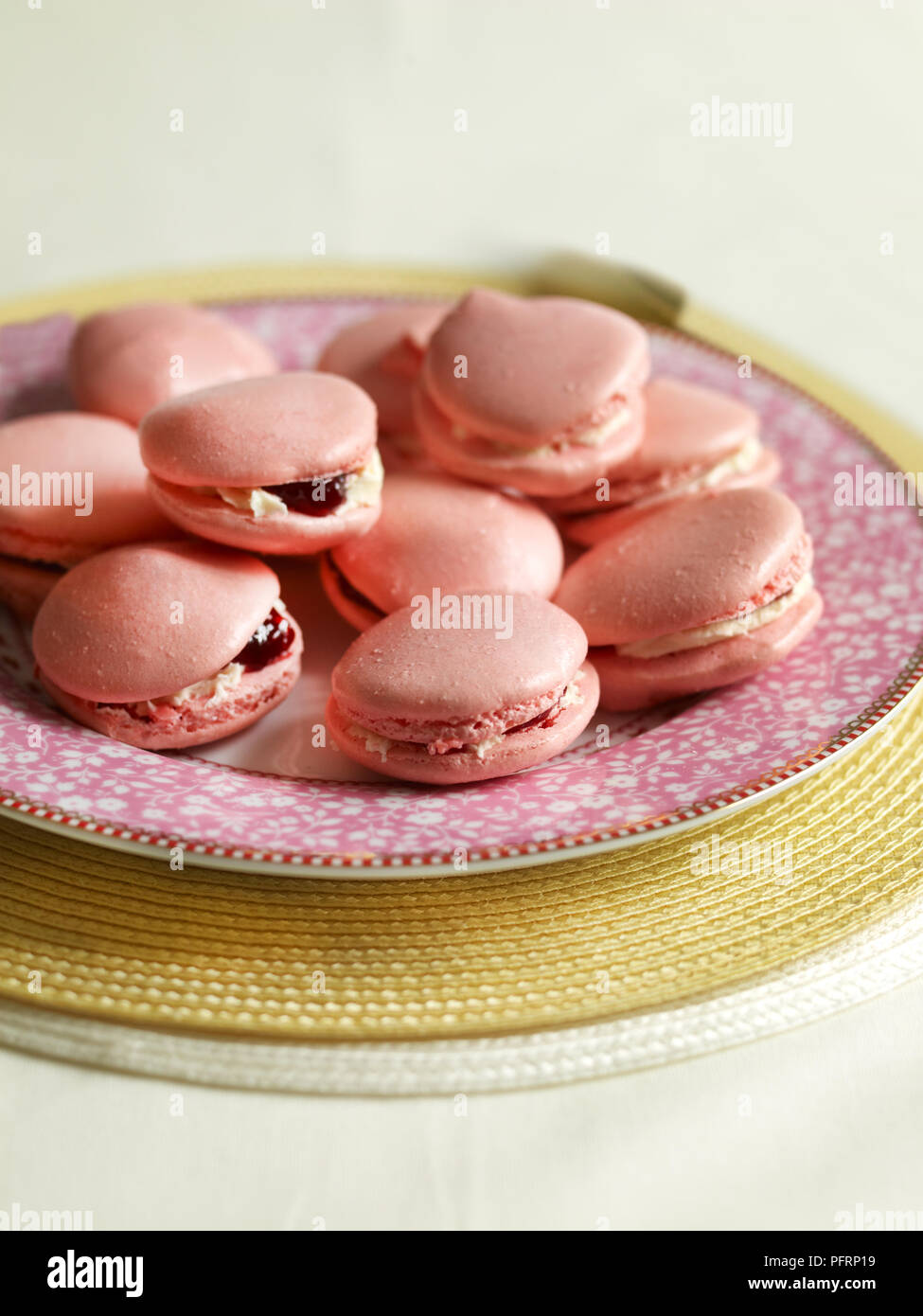 Amaretti rosa riempito con confettura di lamponi Foto Stock