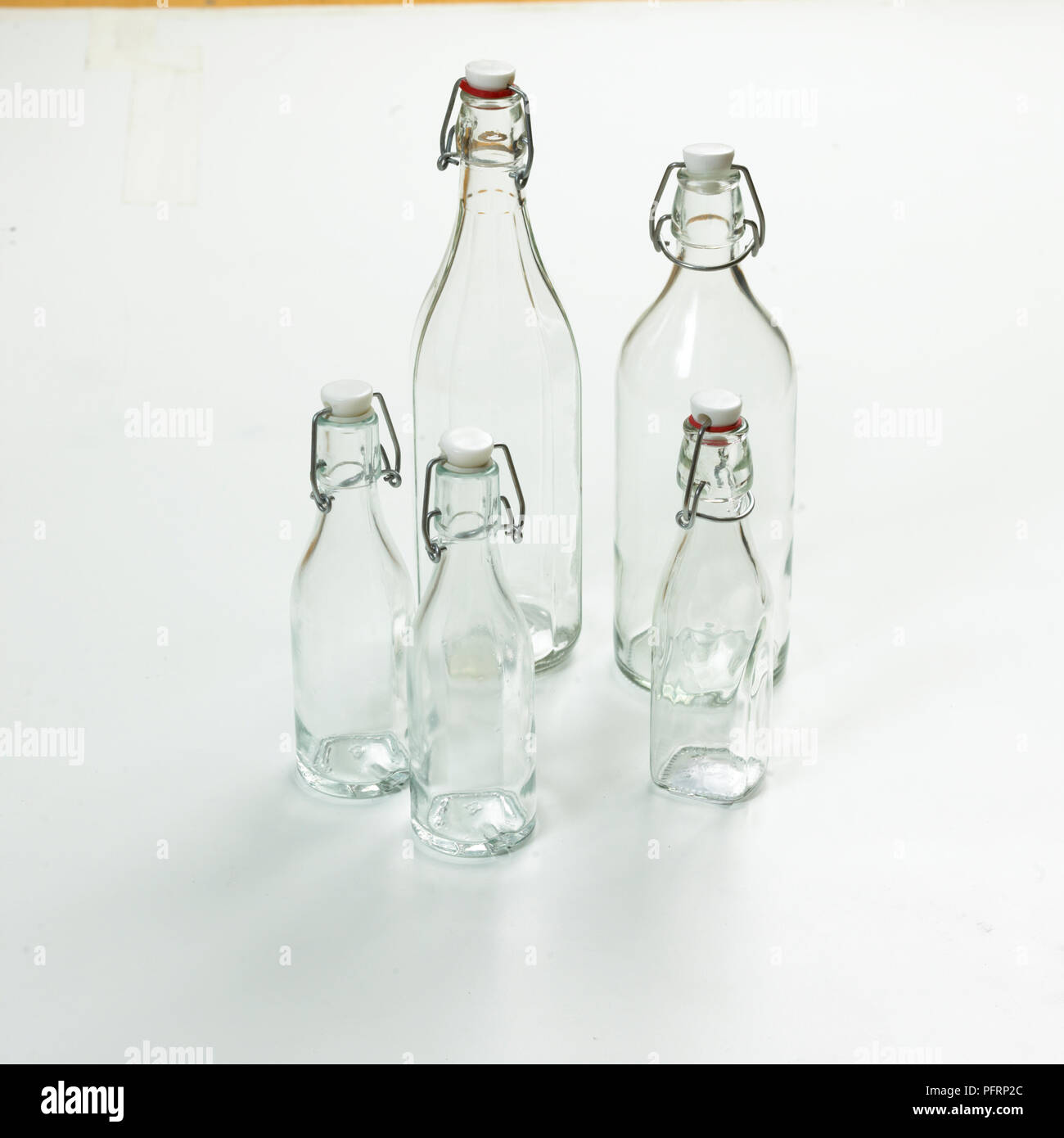 Bottiglie con lo swing-top i tappi di bottiglia Foto Stock