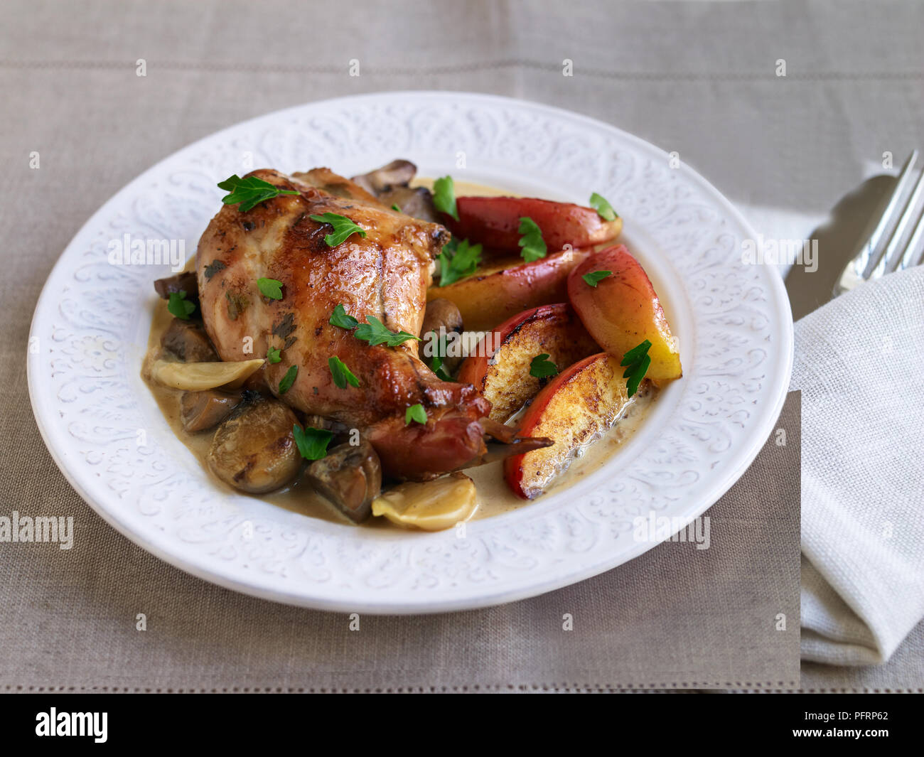 Coniglio in sidro di mele e le verdure su una piastra Foto Stock