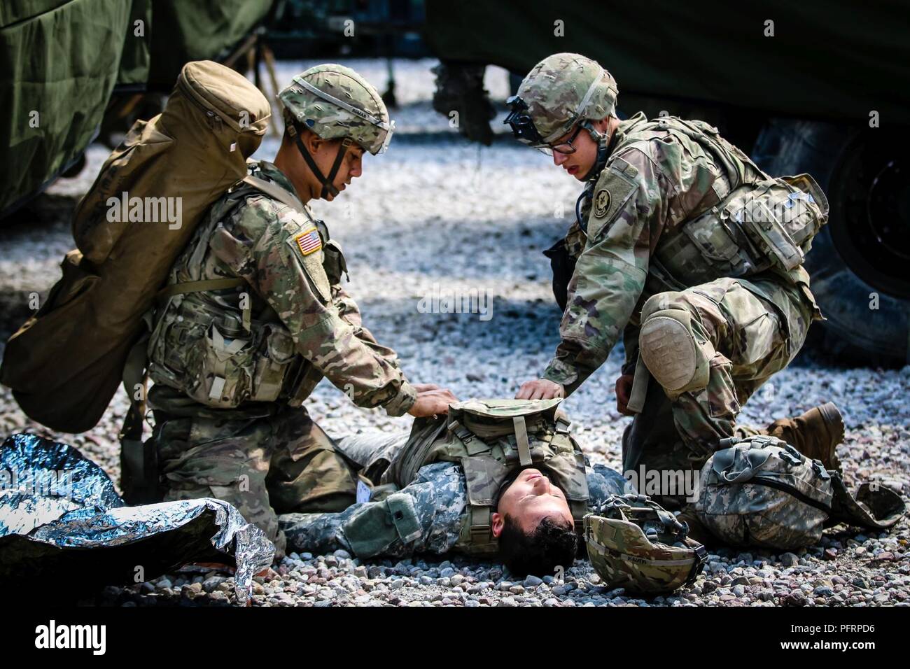 Pfc. Yadiel Roman (sinistra), Buffalo, New York native, fante con il primo squadrone, 2° reggimento di cavalleria e PFC. Maynor Discua (a destra), Woodbridge, Virginia native, fante con il primo squadrone, 2° reggimento di cavalleria, fornire combattere casualty cura di un altro soldato durante il combattimento ancora di salvezza la formazione con gruppo di combattimento della Polonia a Bemowo Piskie Area Formazione, Polonia, 31 maggio 2018. Gruppo di combattimento della Polonia è un luogo unico e multinazionale di coalizione di Stati Uniti, Regno Unito, croato e soldati rumeni che servono con il polacco della XV Brigata meccanizzata come una forza di dissuasione in sostegno della NATO è rafforzata la presenza di marcia avanti Foto Stock