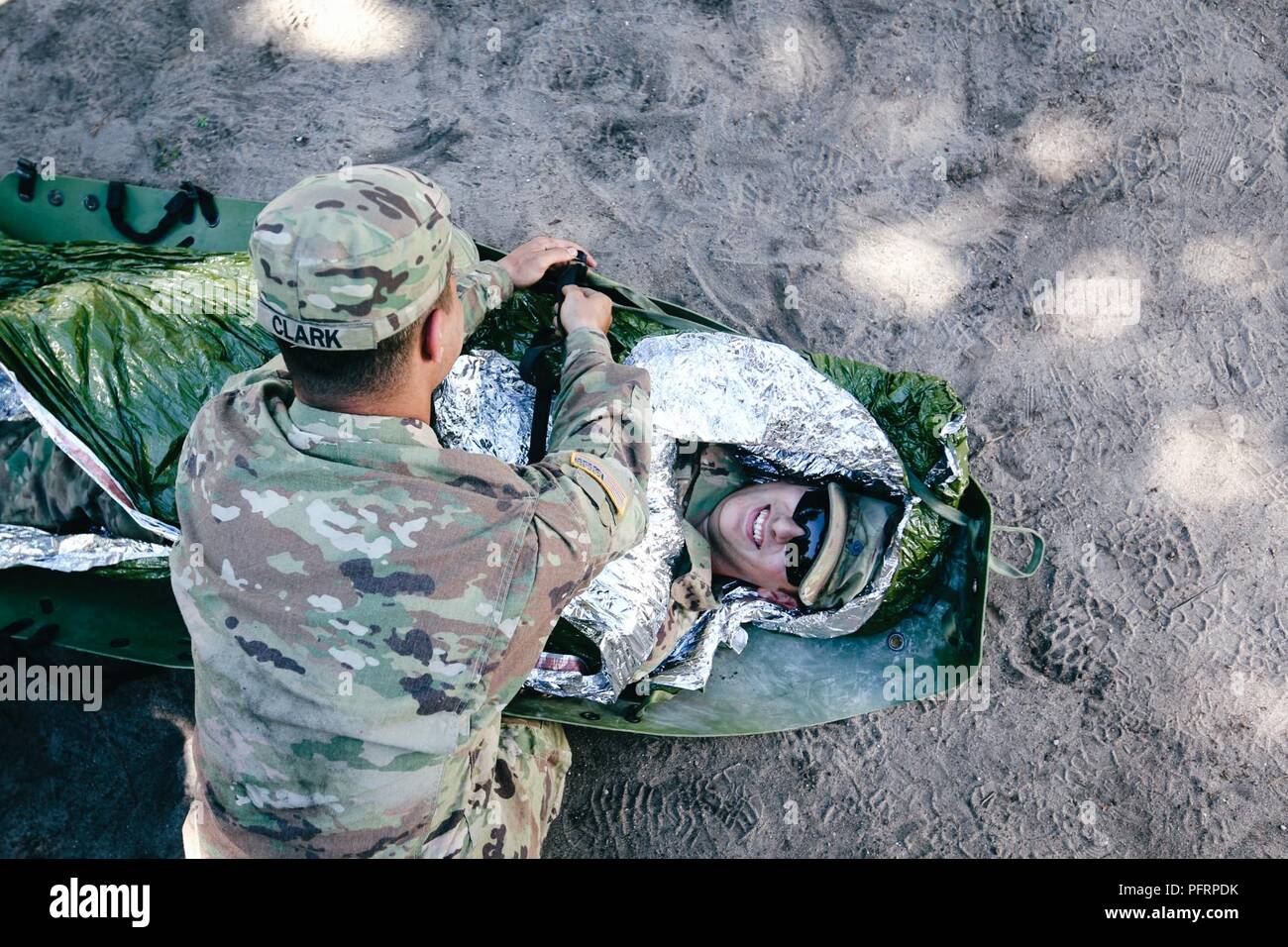 Spc. Steve Scheel (a destra), Mukilteo, nativo di Washington, combattere medic con il primo squadrone, 2° reggimento di cavalleria, insegna Spc. Jamar Clark (sinistra), fante con il primo squadrone, 2° reggimento di cavalleria, come preparare un incidente per evacuazione durante il combattimento ancora di salvezza la formazione con gruppo di combattimento della Polonia a Bemowo Piskie Area Formazione, Polonia, 30 maggio 2018. Gruppo di combattimento della Polonia è un luogo unico e multinazionale di coalizione di Stati Uniti, Regno Unito, croato e soldati rumeni che servono con il polacco della XV Brigata meccanizzata come una forza di dissuasione a sostegno della NATO in avanti rafforzata presenza. Foto Stock