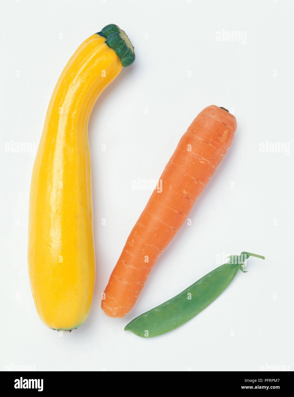 Tre colorate, verdura cruda (giallo zucchine, carote e gestire tout) Foto Stock