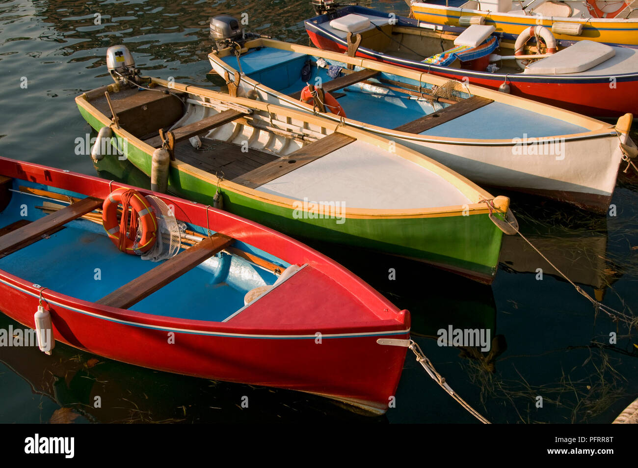 L'Italia, Veneto, il Lago di Garda e Torri del Benaco, colorate barche ormeggiate sulla riva Foto Stock