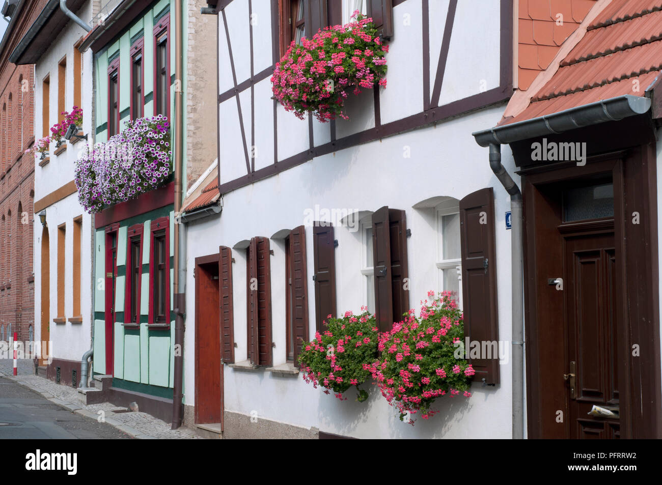 Germania, Sassonia-Anhalt, Altmark, Tangermunde, case con finestre nella città vecchia Foto Stock