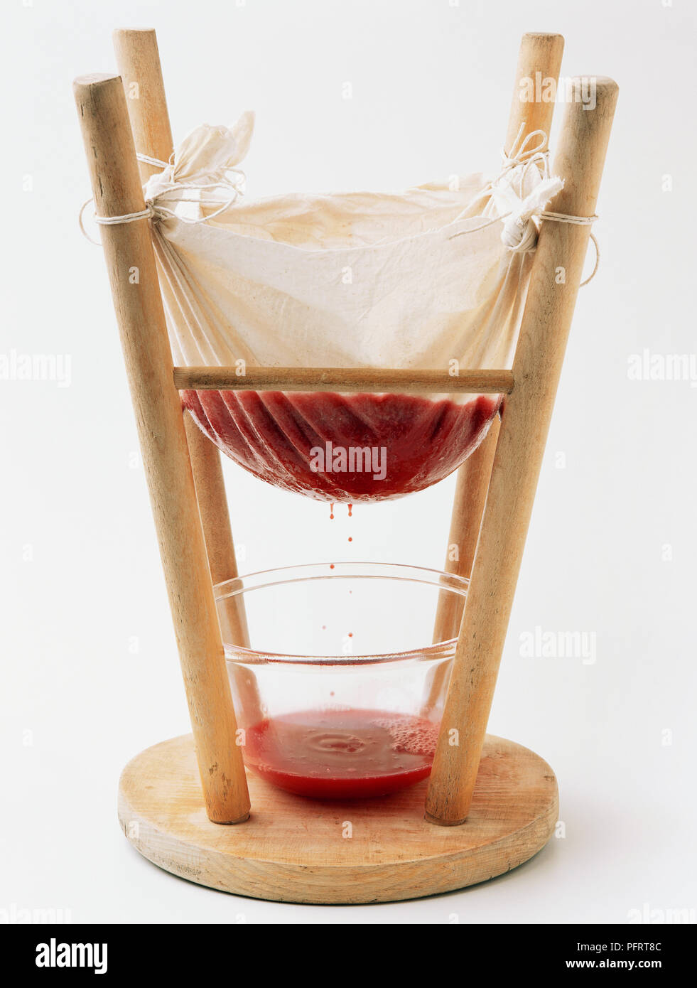 Jelly sacchetto in allegato a capovolto sgabello, gelatina di lamponi gocciolamento in un recipiente sottostante Foto Stock