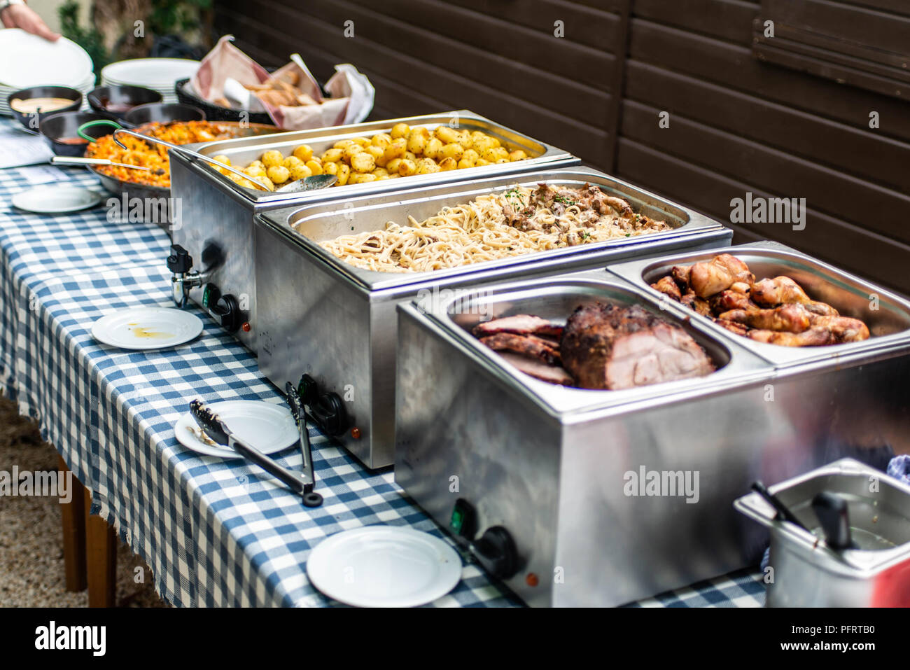 Festa grande per il Brunch a buffet impostazione tabella con alimenti vegetali a base di carne. Foto Stock