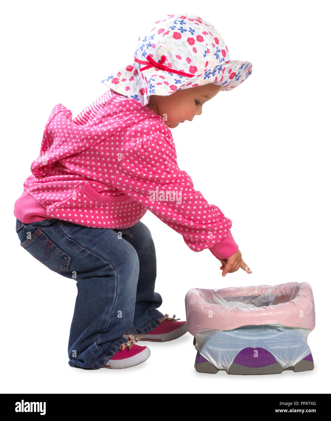 Il Toddler girl puntando al vasino portatile, 1,5 anni Foto stock - Alamy