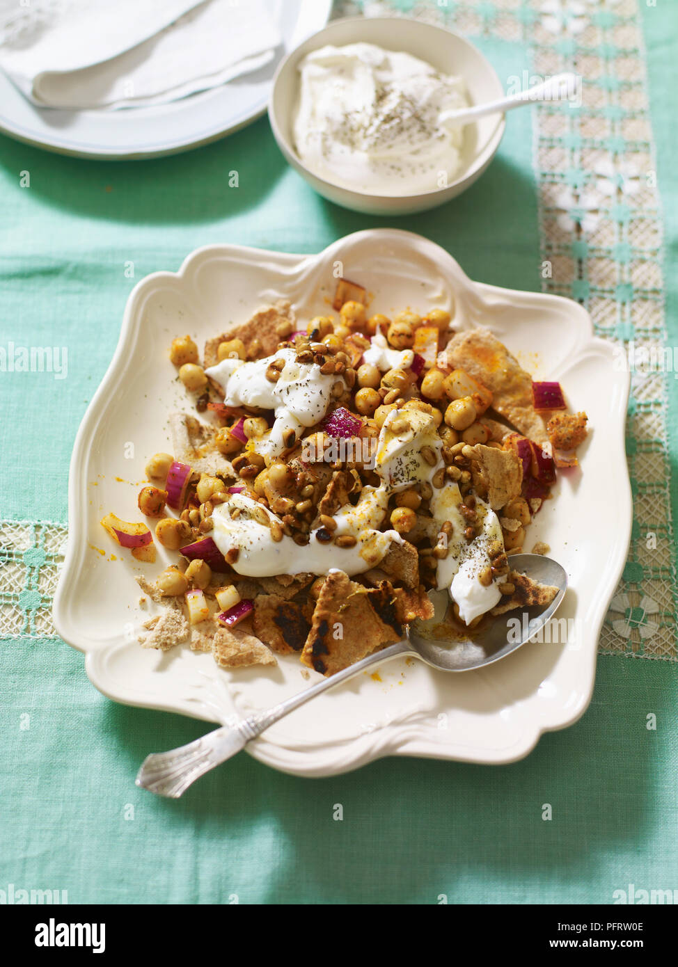 Fattet hummus, medio-orientale i ceci con yogurt e flatbread Foto Stock