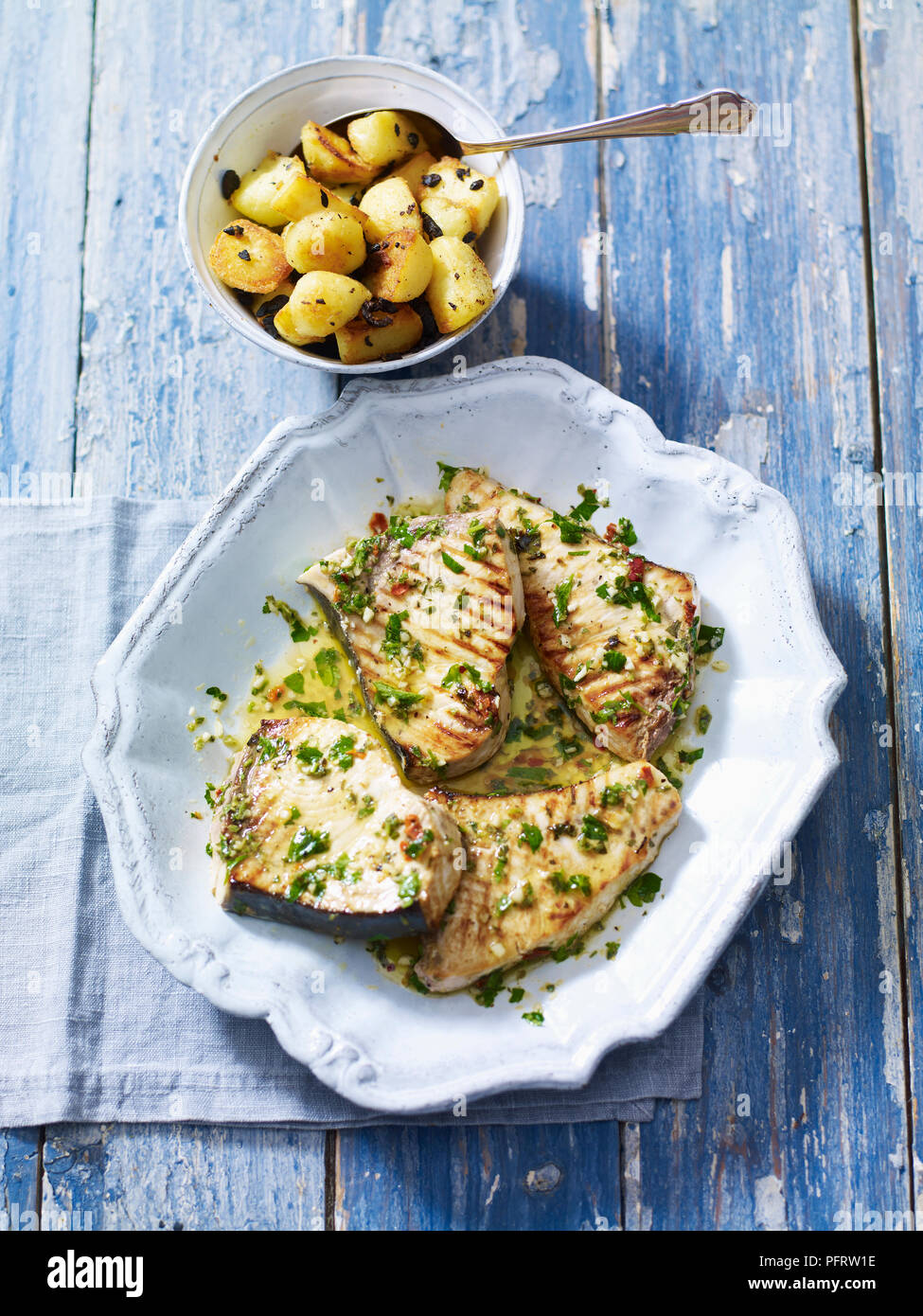 Pesce spada in salmoriglio, Pesce spada alla griglia servito con patate Foto Stock
