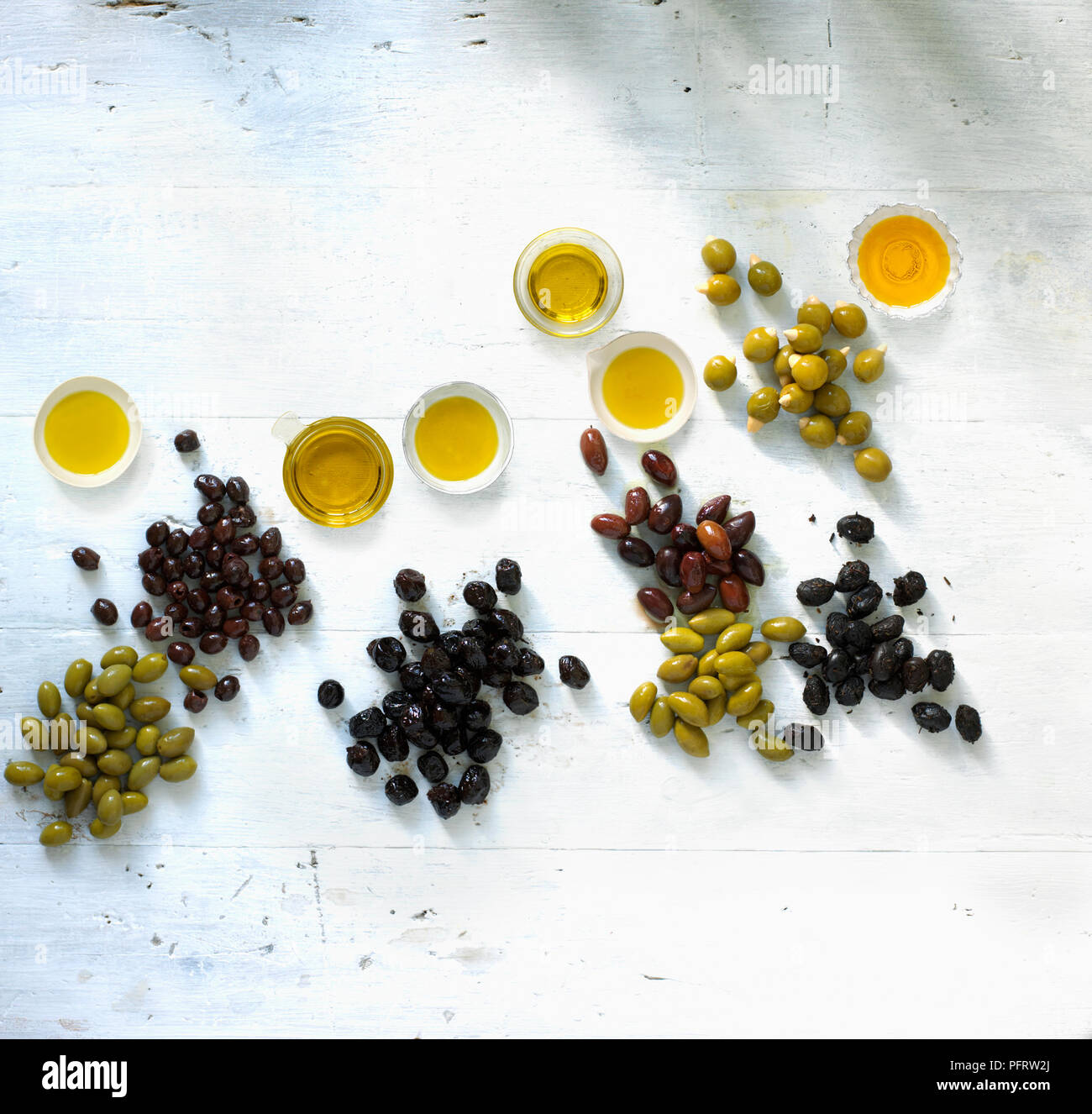 Selezione di olive e oli di oliva, varietà Picholine, Nicoise, Gaeta, Kalamata, Lucques, Manzanilla Nyons Foto Stock