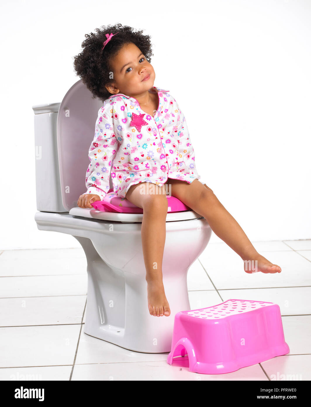 Il Toddler ragazza sul wc, 2 anni Foto Stock