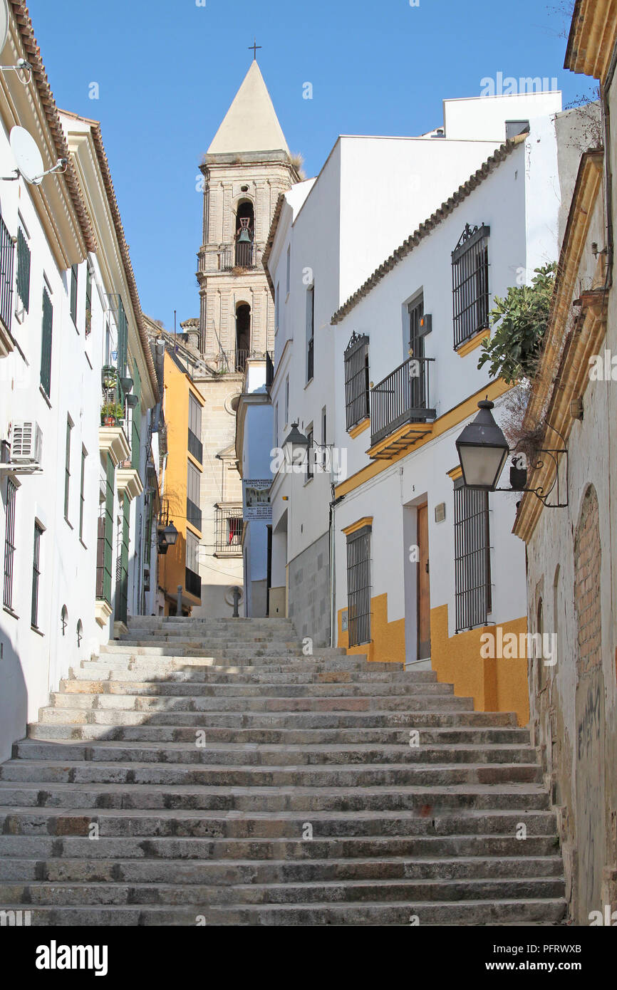 Piccola strada e Basilica del Carmen in Jerez de la Frontera, Spagna Foto Stock