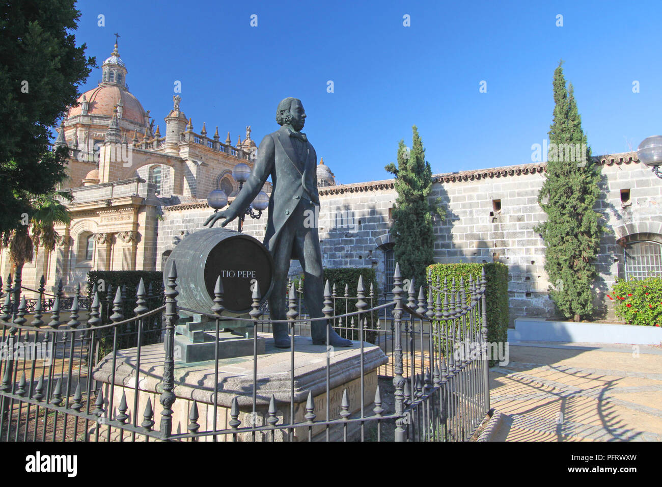 Tio Pepe statua e Cattedrale di Jerez de la Frontera, Spagna Foto Stock