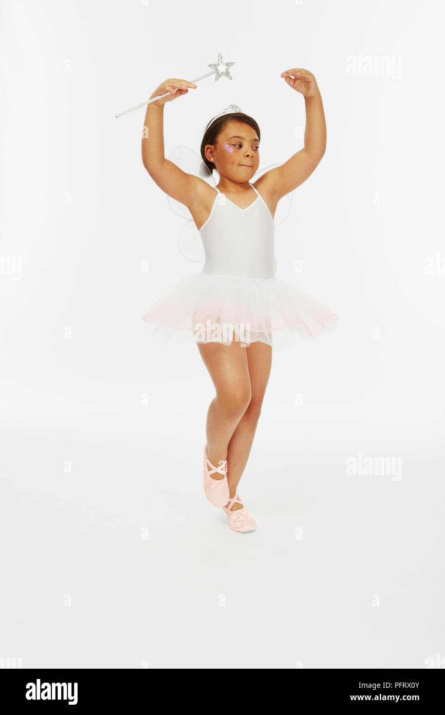 Giovane ragazza vestita in fairy princess costume con emulazione penna ottica Foto Stock